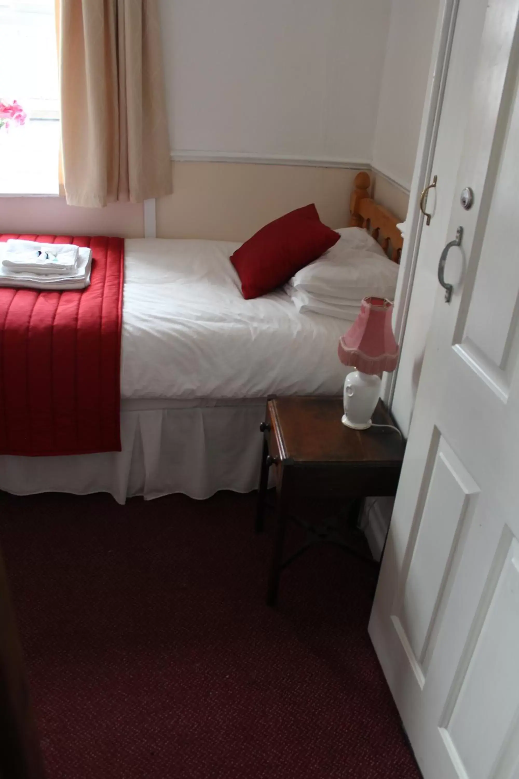 Bed in Middlegate Hotel