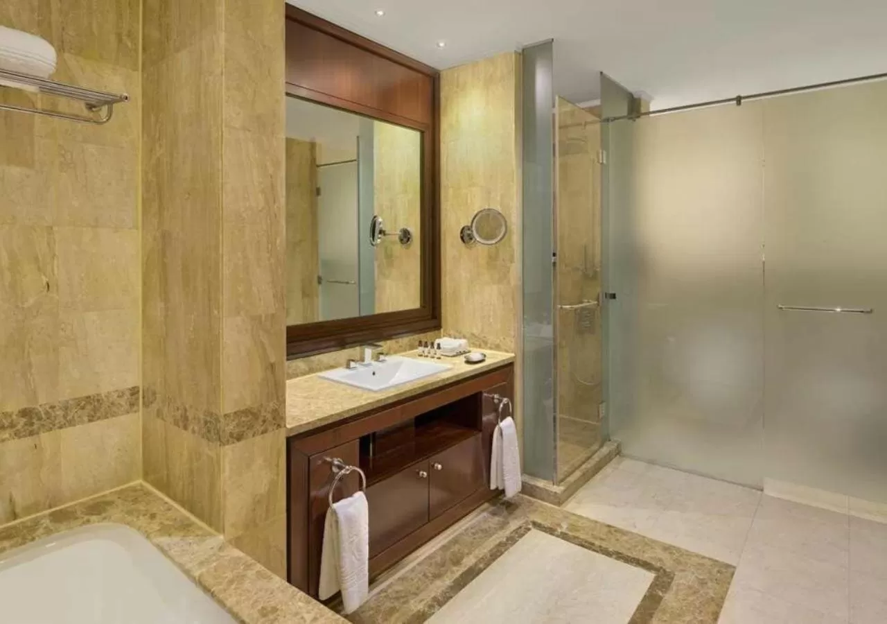 Bathroom in Royal Maxim Palace Kempinski Cairo