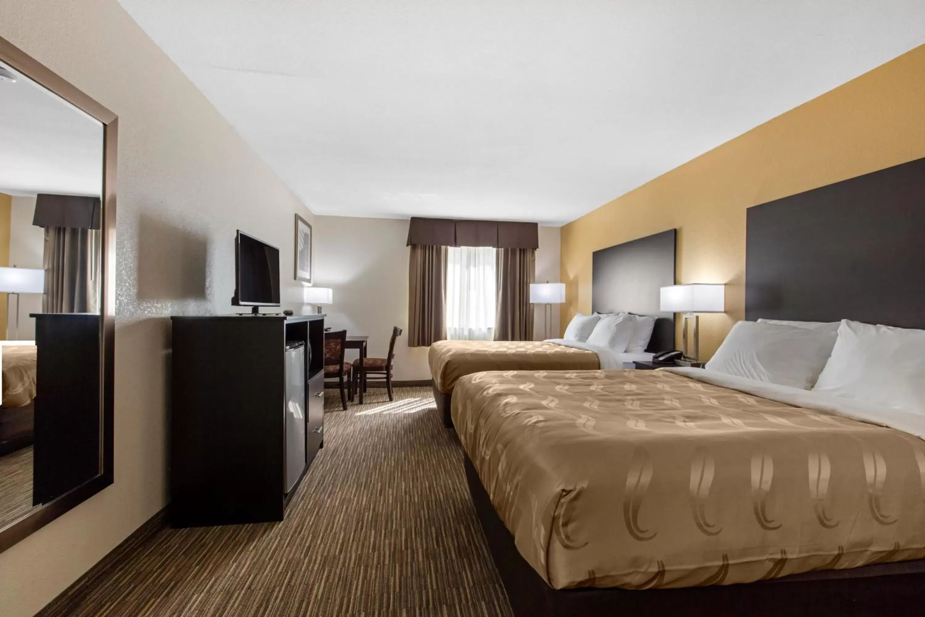 Bed, TV/Entertainment Center in Quality Inn & Suites Metropolis I-24