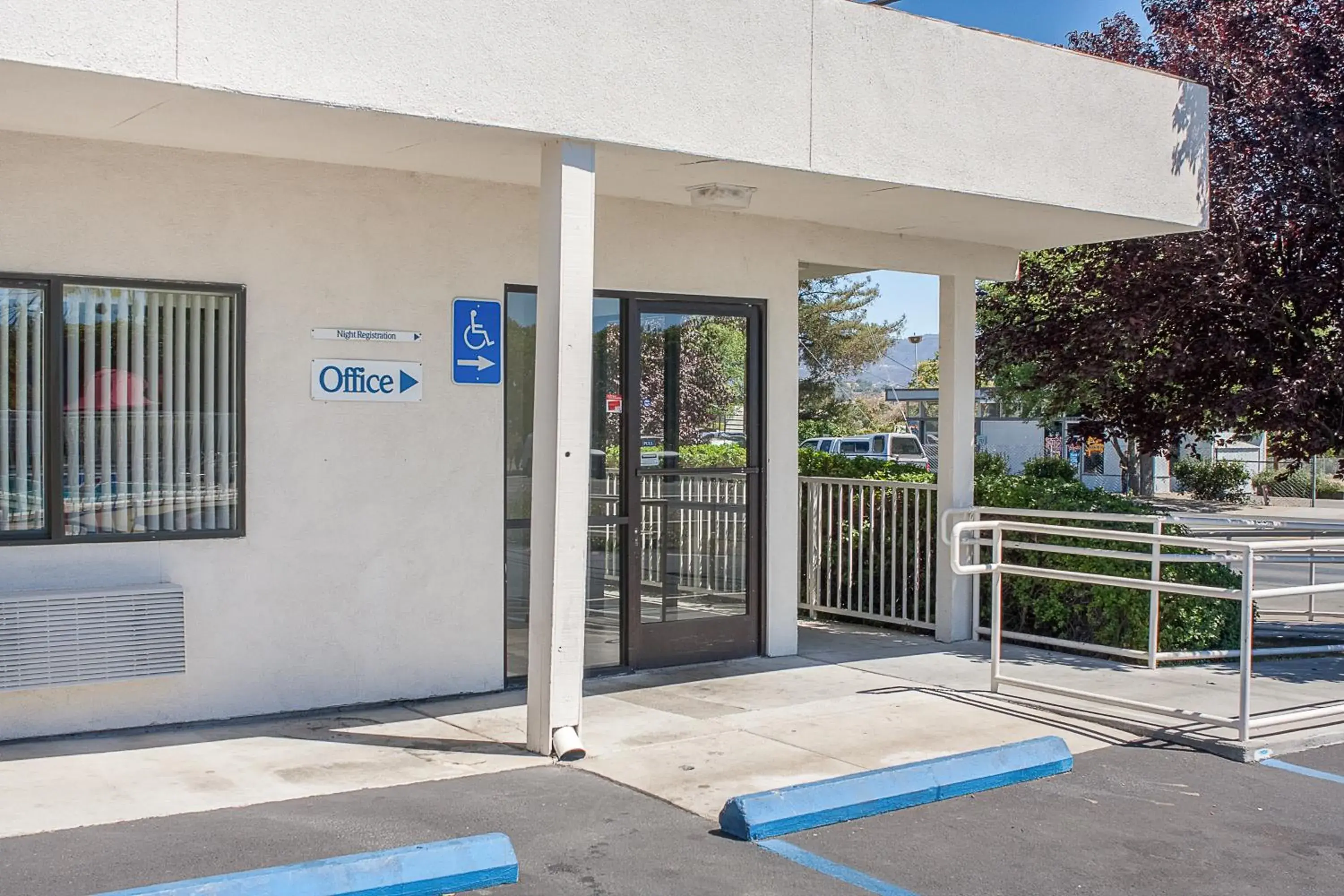 Facade/entrance in Motel 6-Ukiah, CA