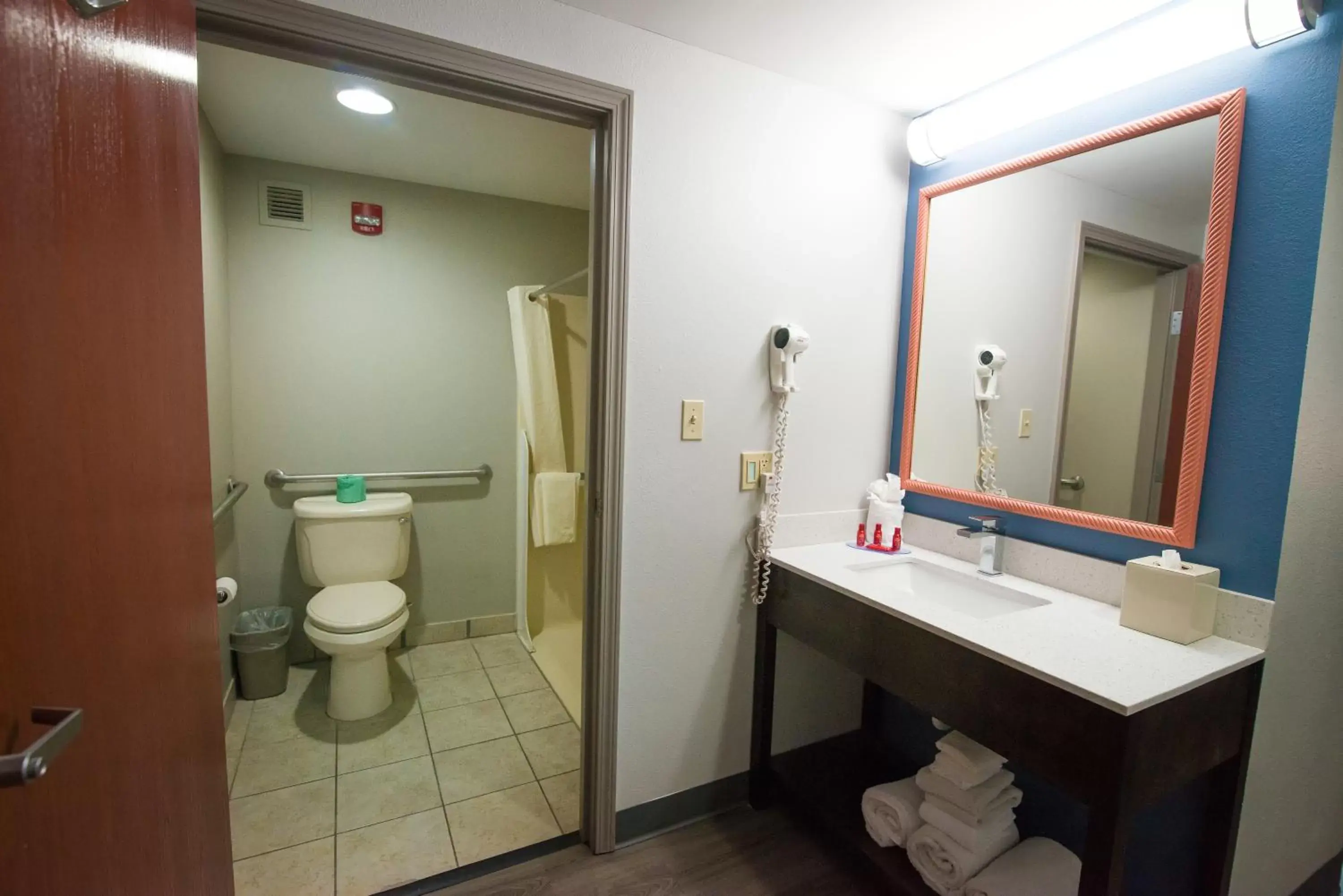 Shower, Bathroom in SureStay Plus by Best Western Louisville Airport Expo