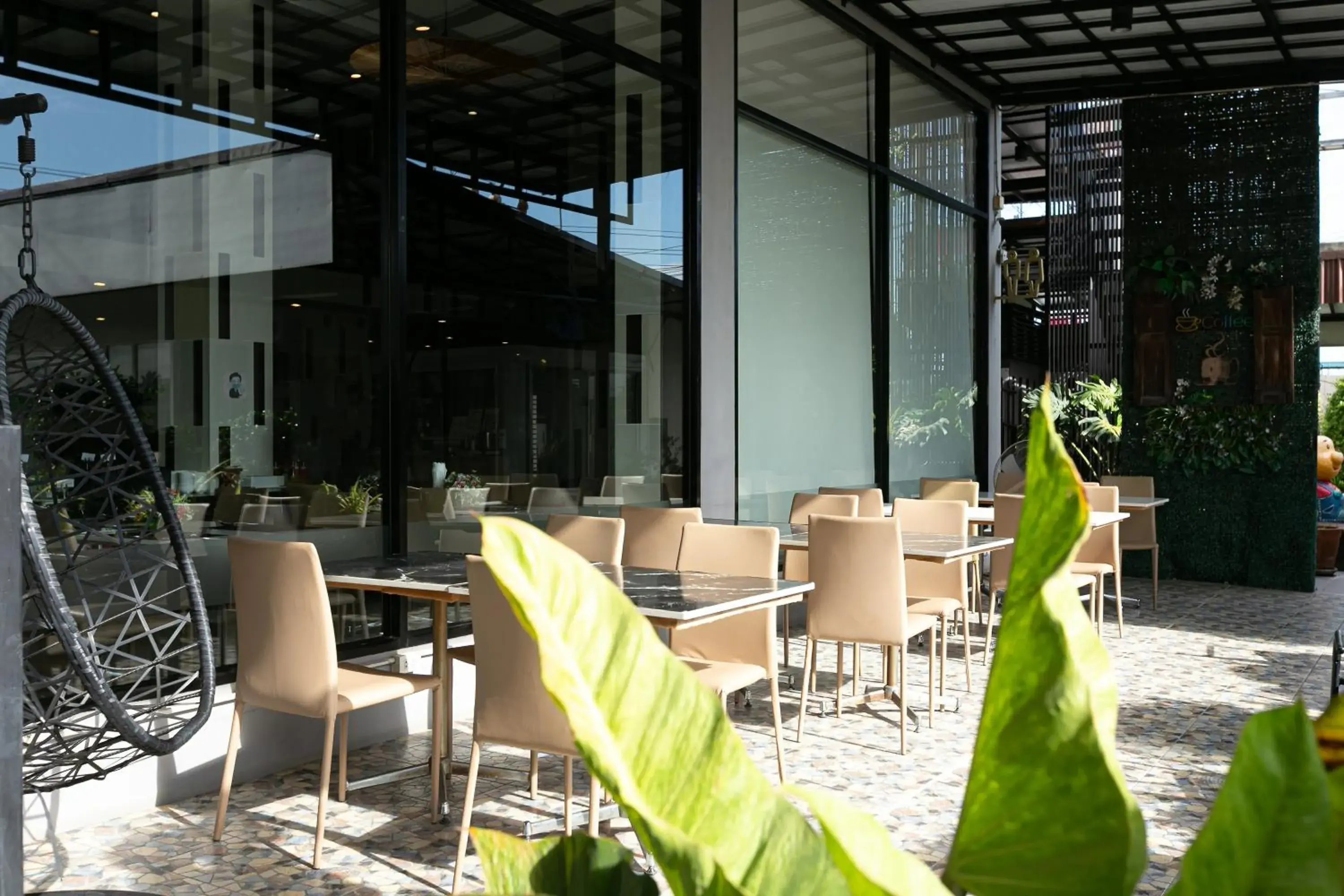 Seating area, Restaurant/Places to Eat in Grand Ratchapruek Hotel