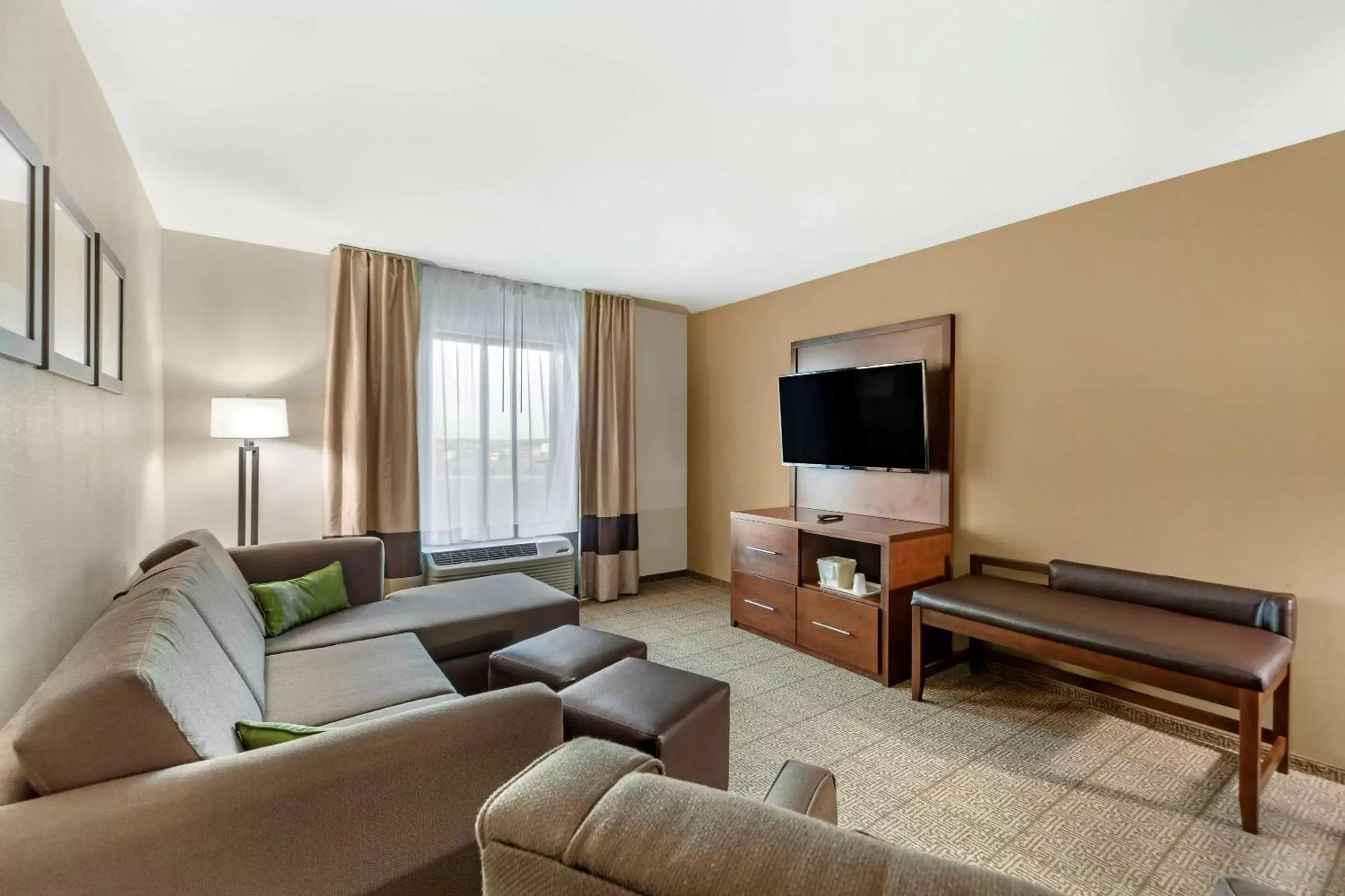 Bedroom, Seating Area in Comfort Suites Grand Island