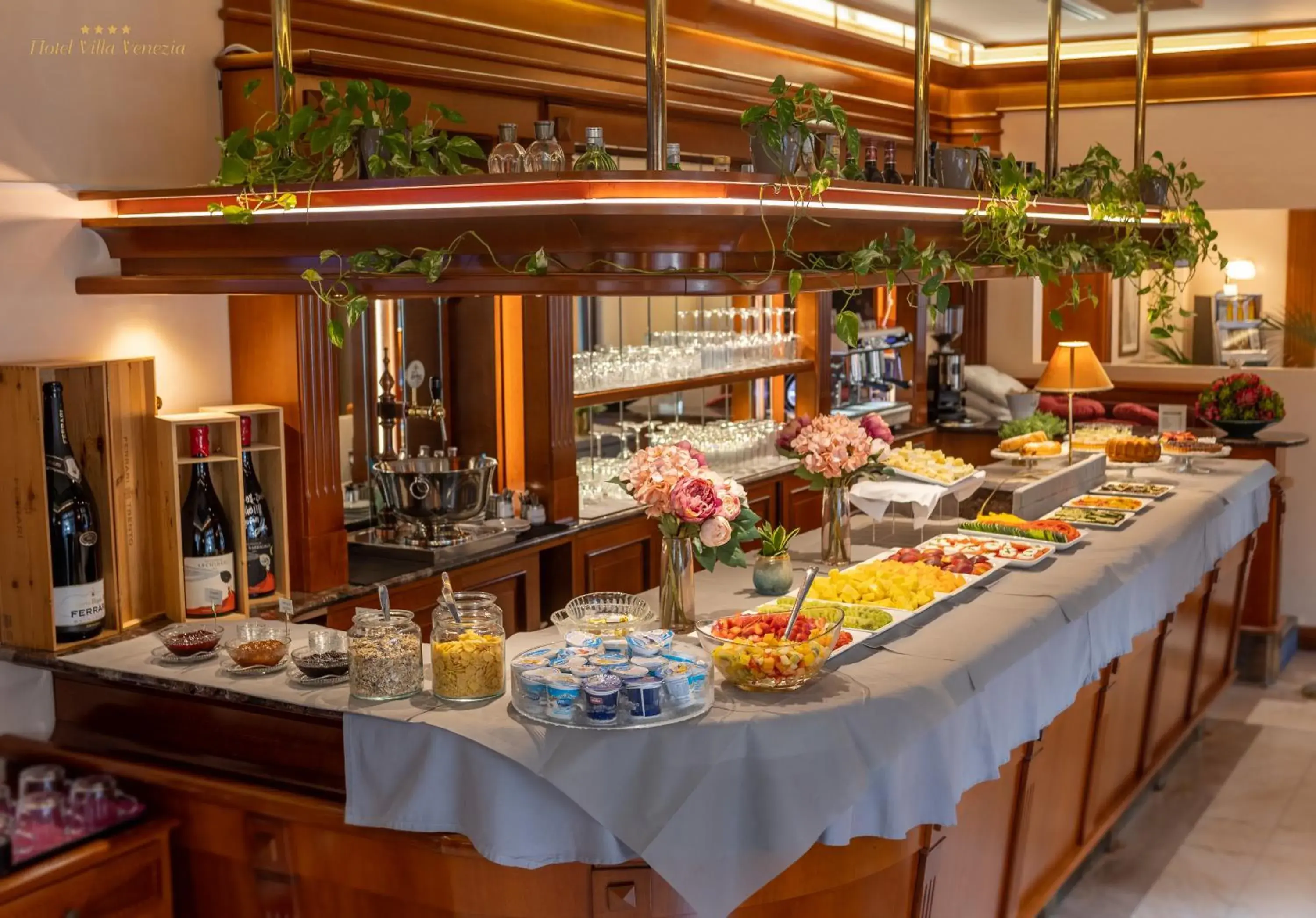 Buffet breakfast in Hotel Villa Venezia