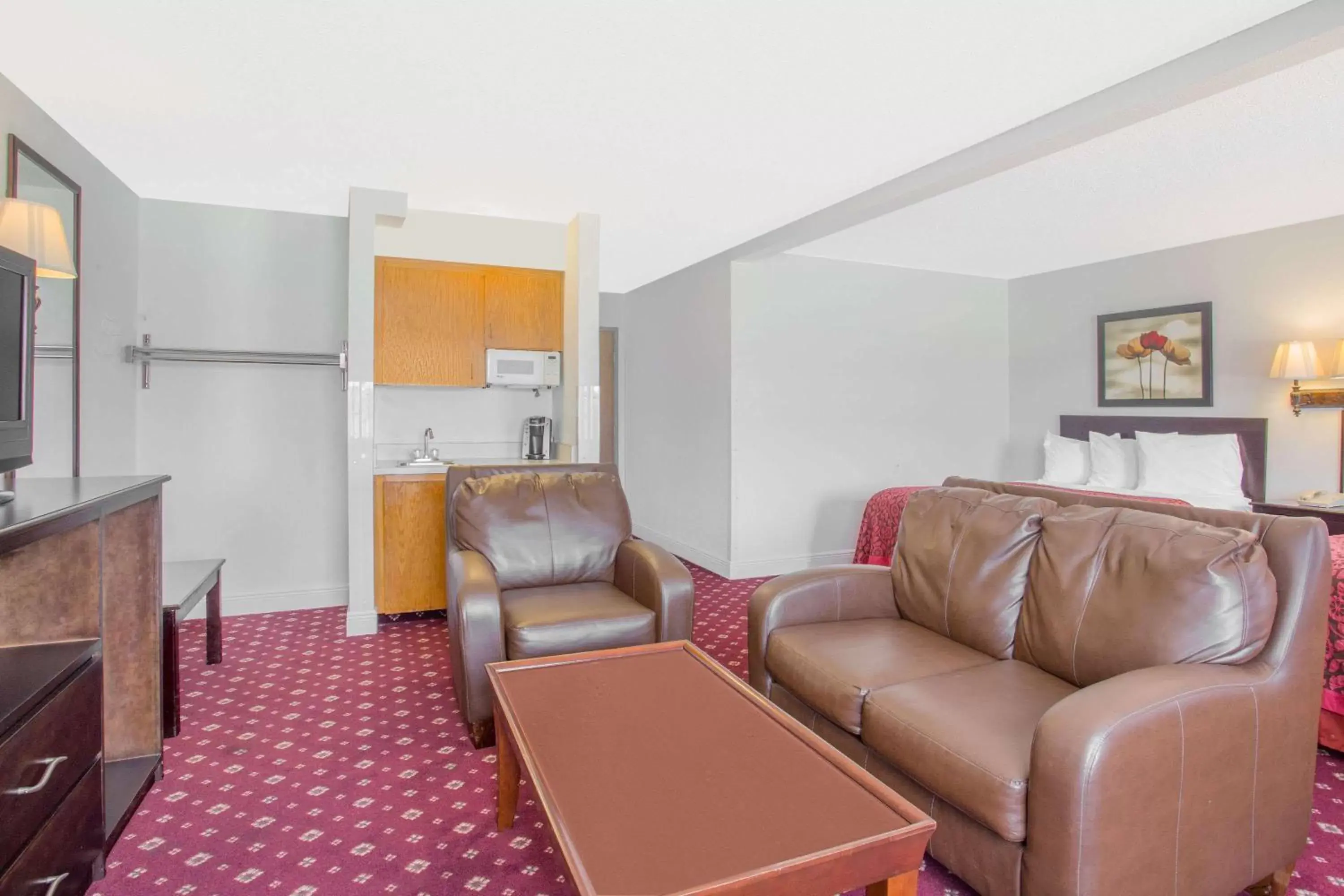 Photo of the whole room, Seating Area in Days Inn by Wyndham Lake Village