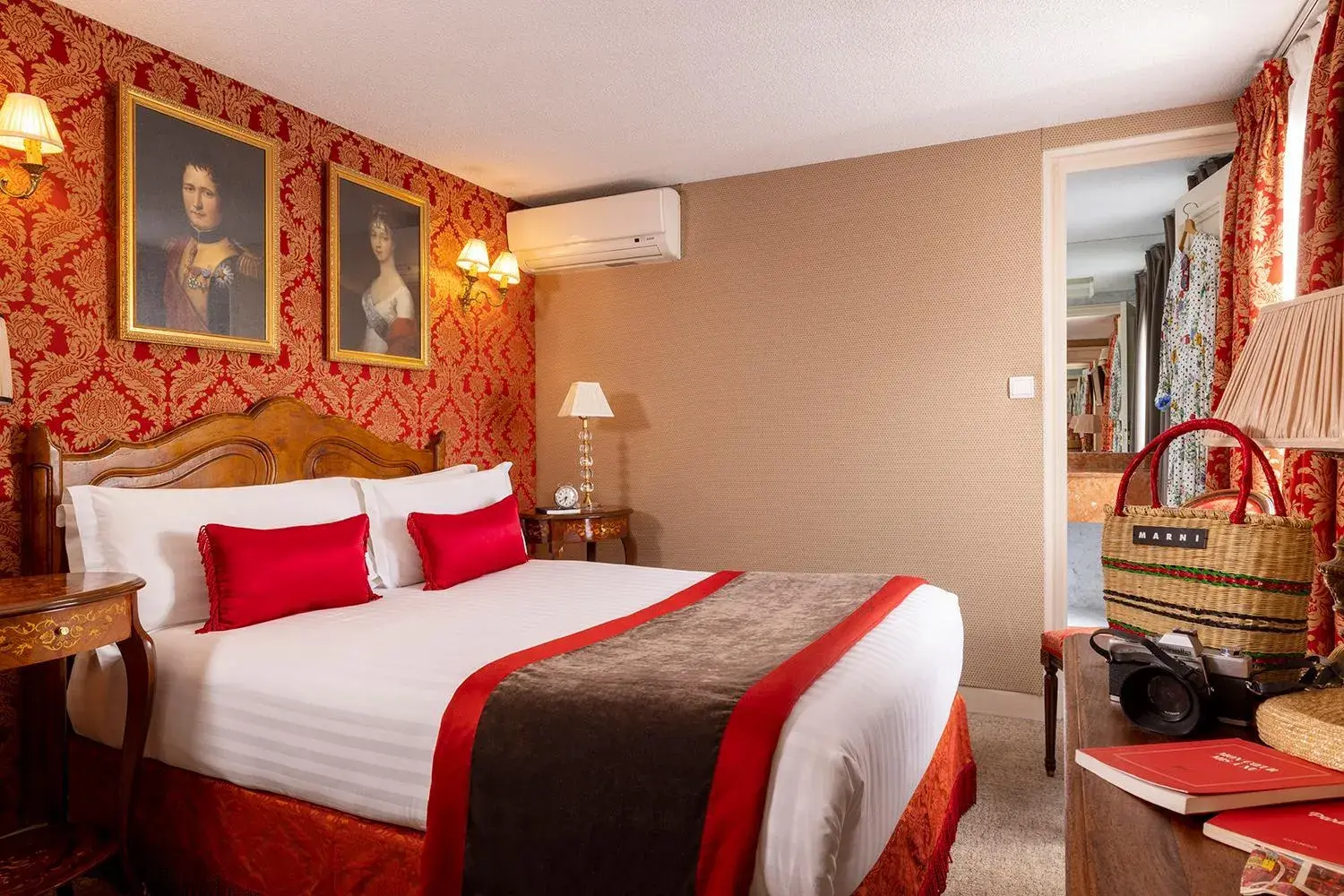 Photo of the whole room, Bed in Hotel De Seine