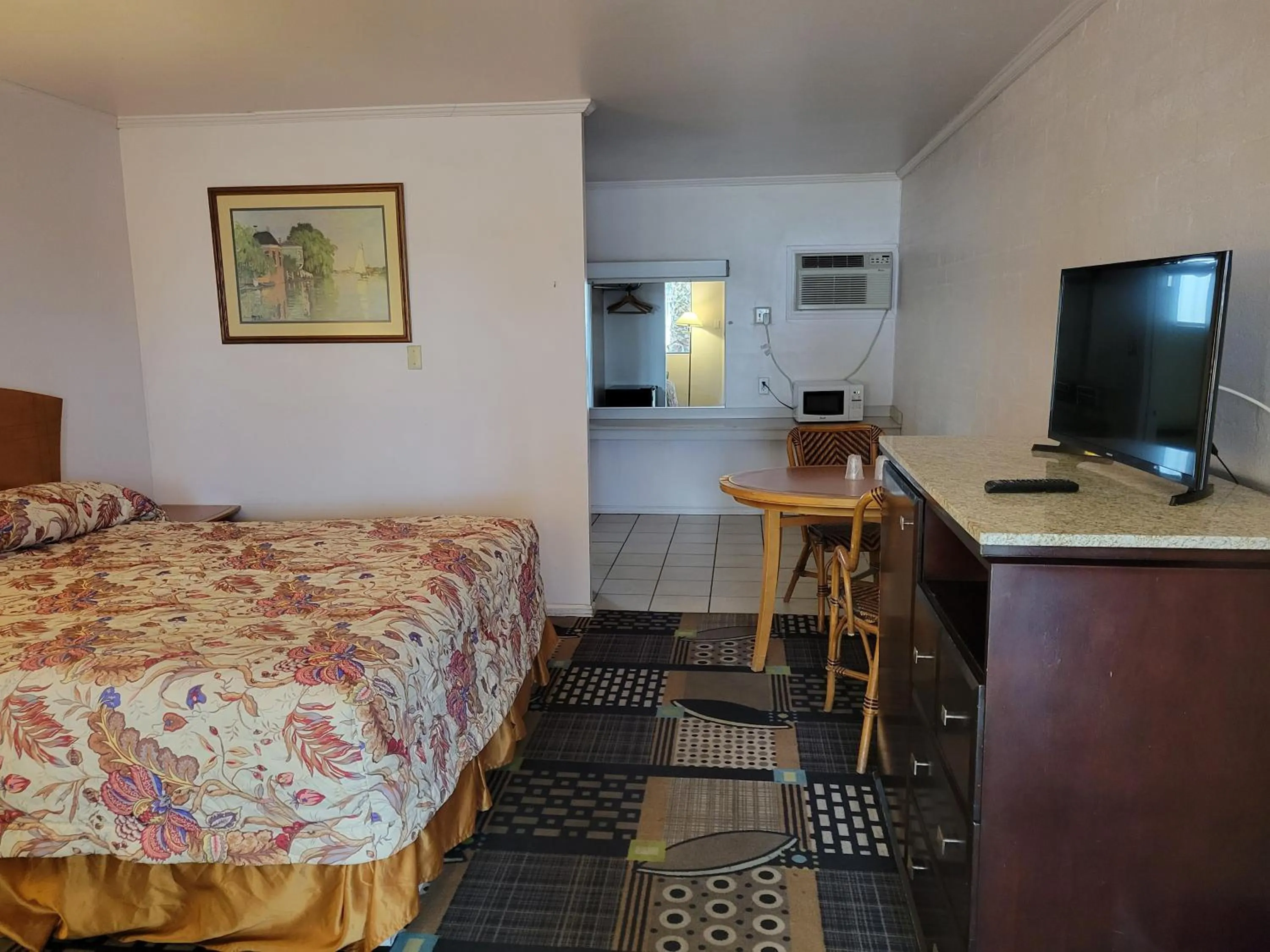 Photo of the whole room, Bed in Emerald Inn & Lounge