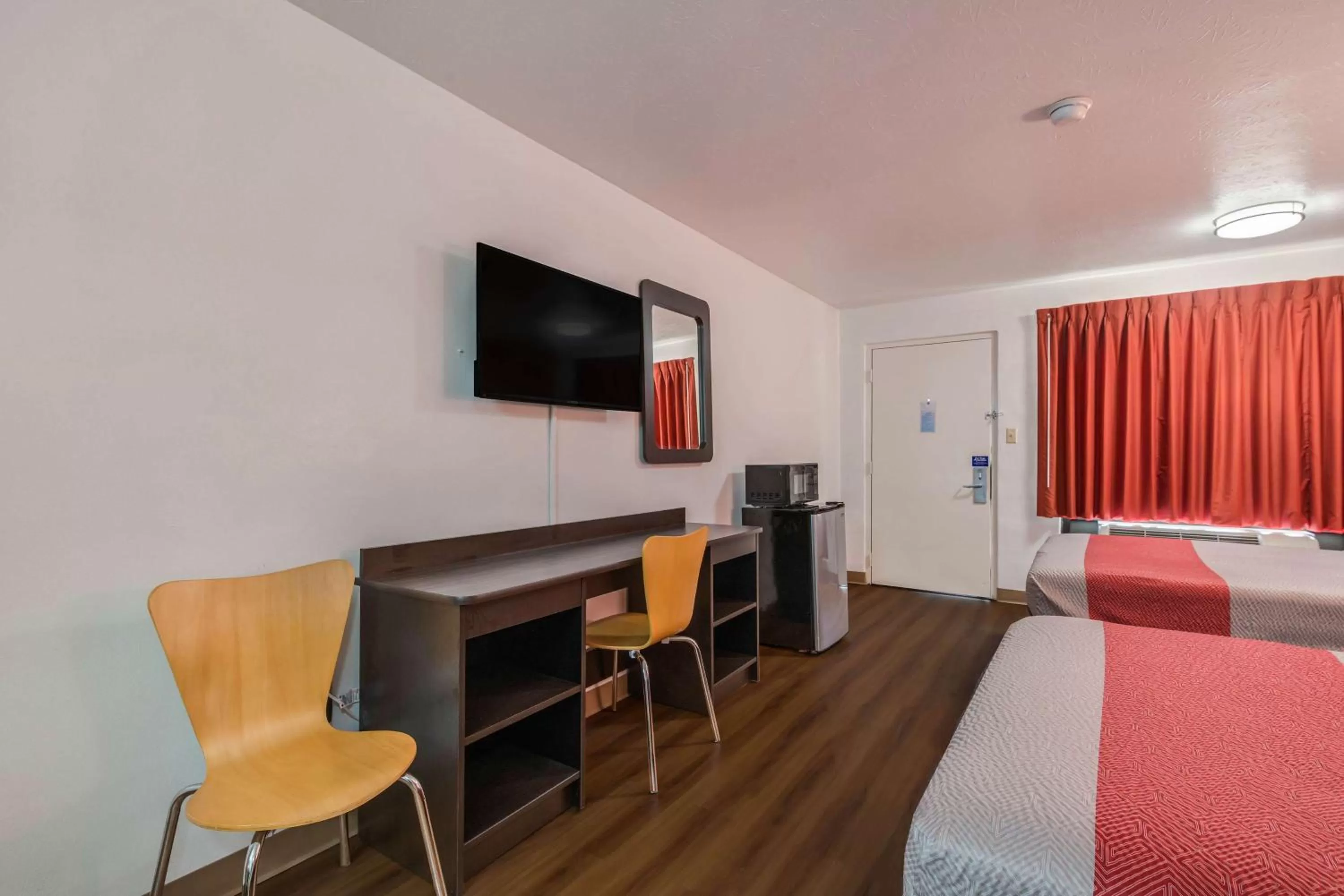 TV and multimedia, Bed in Motel 6-Attalla, AL