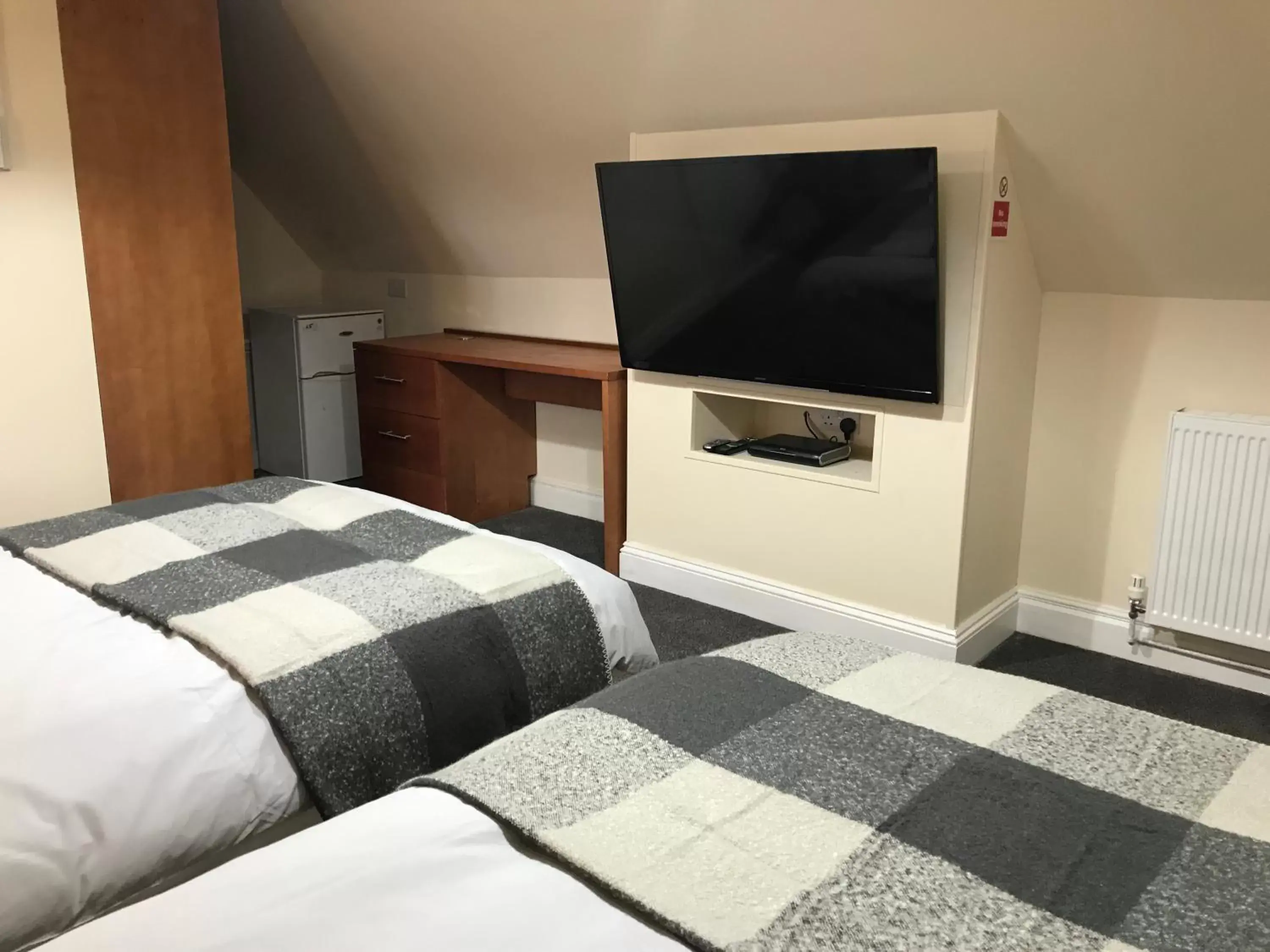 Bed, TV/Entertainment Center in Quayside Hotel & Bar