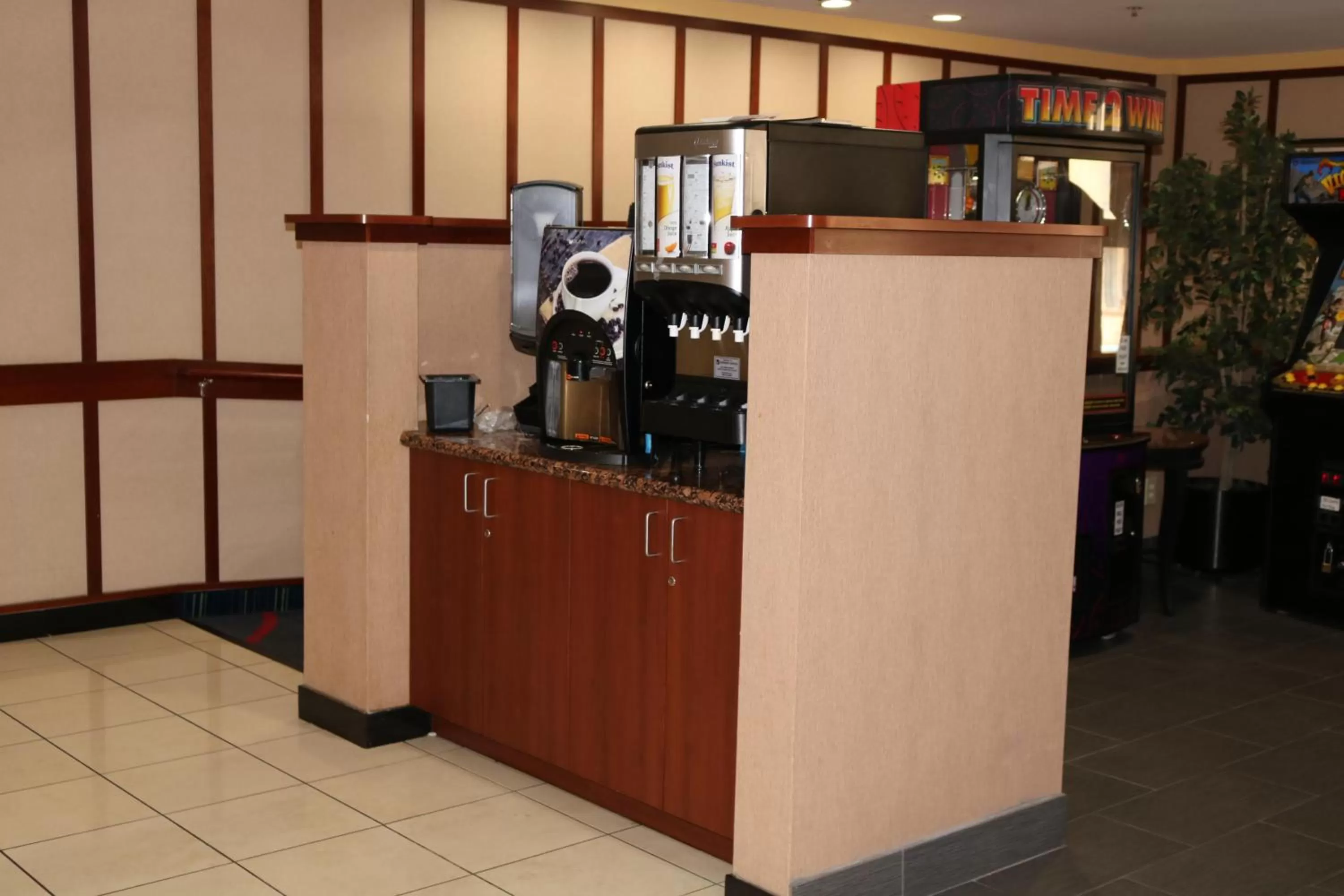Coffee/tea facilities in Baymont by Wyndham Columbia Northwest