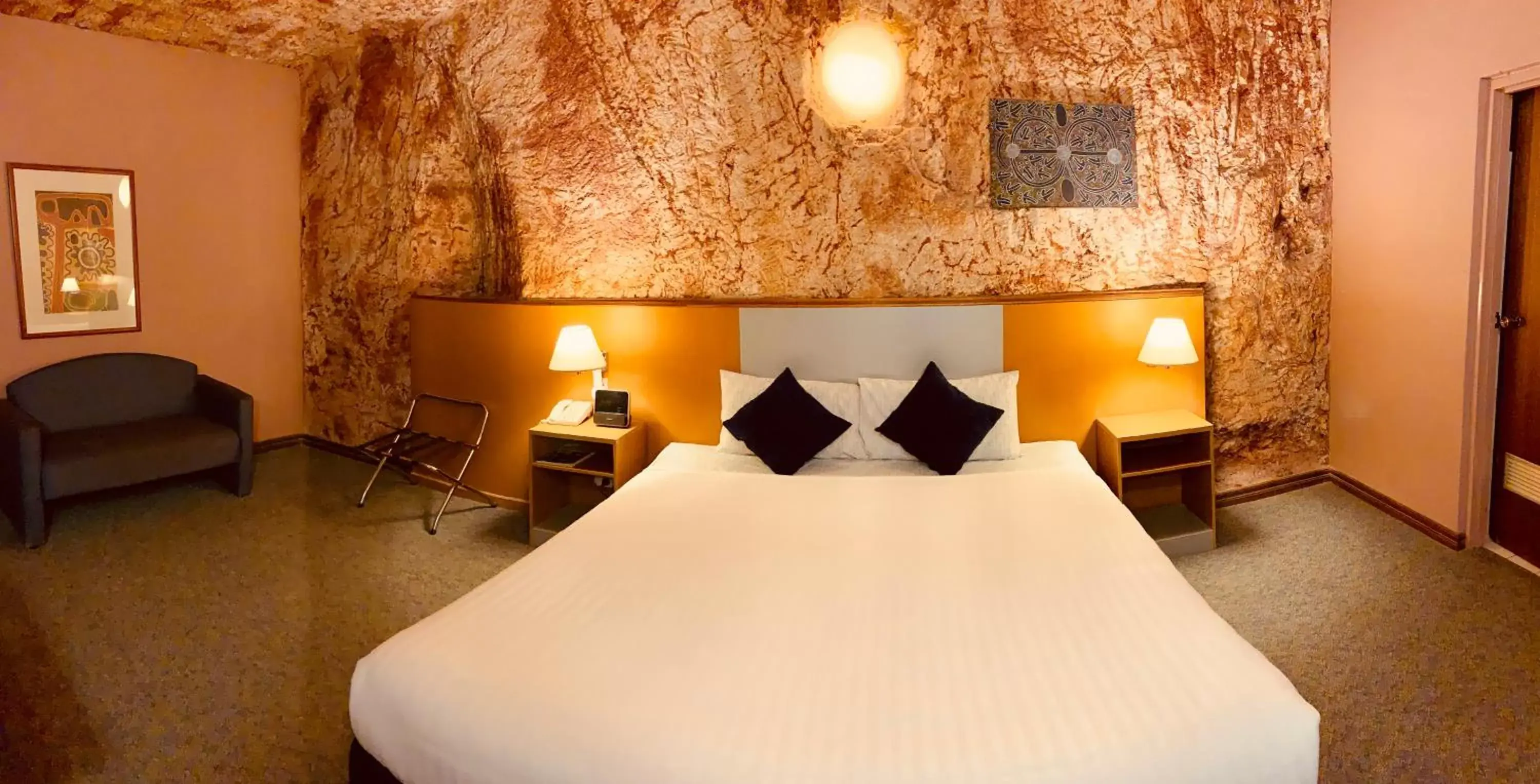 Photo of the whole room, Bed in Desert Cave Hotel