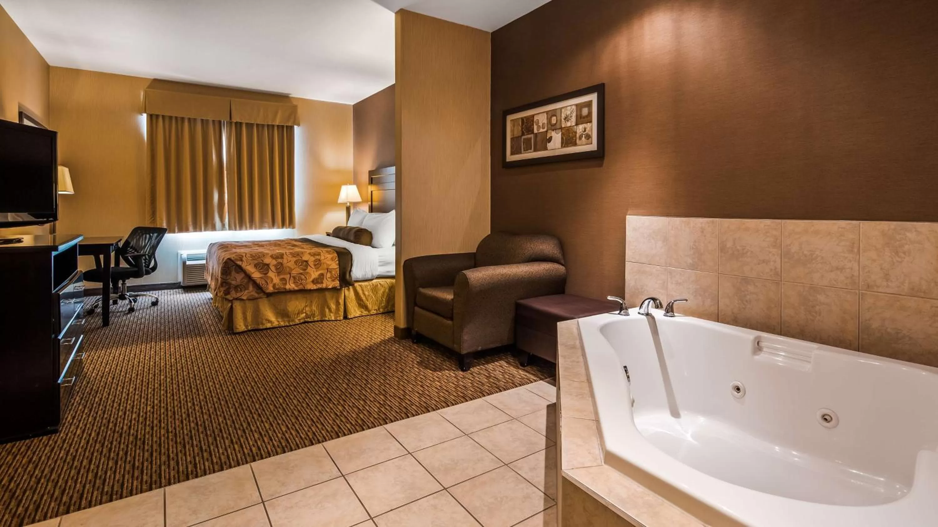 Photo of the whole room, Bed in Best Western Estevan Inn & Suites