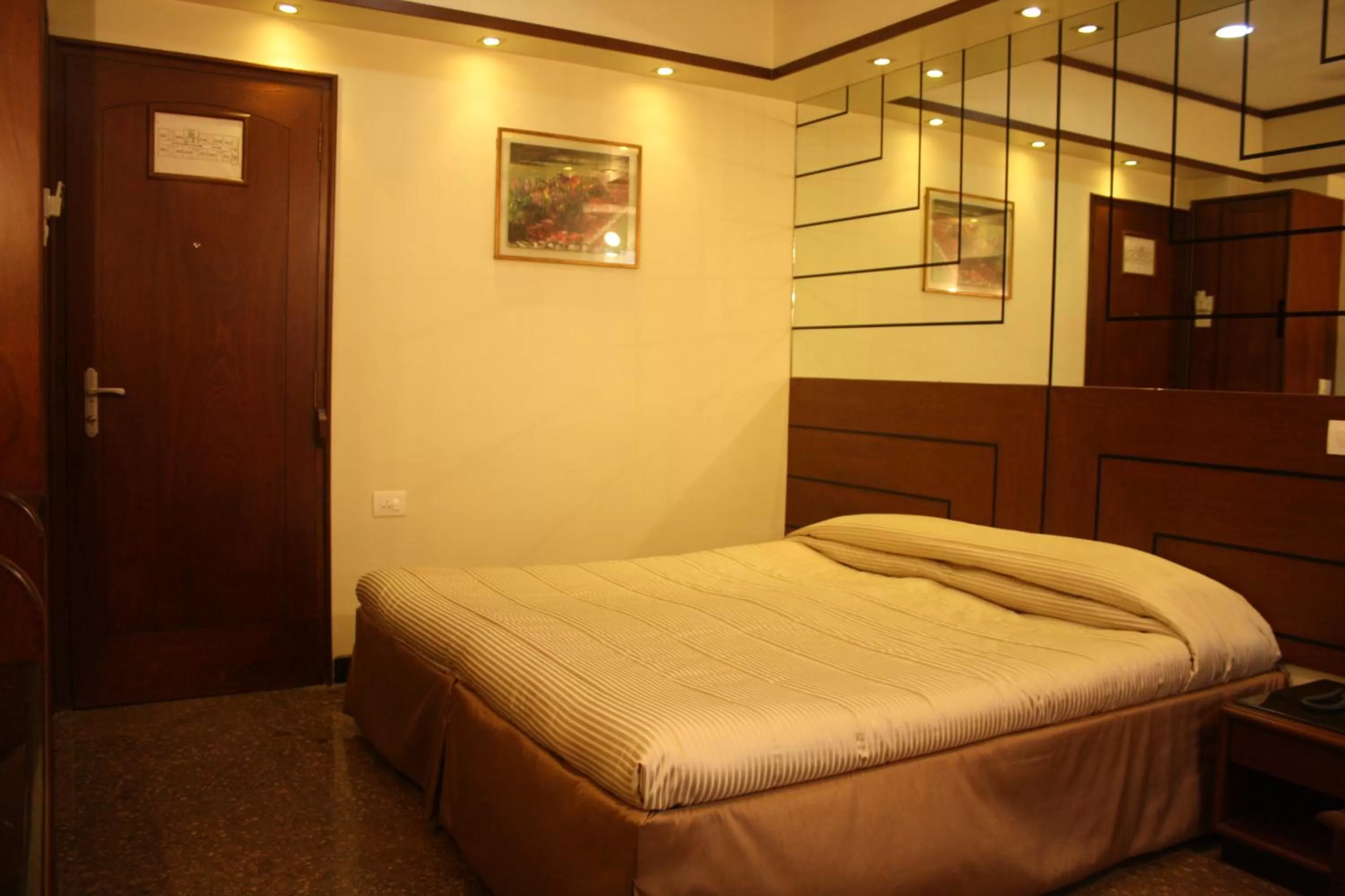 Bed in Hotel Karl Residency