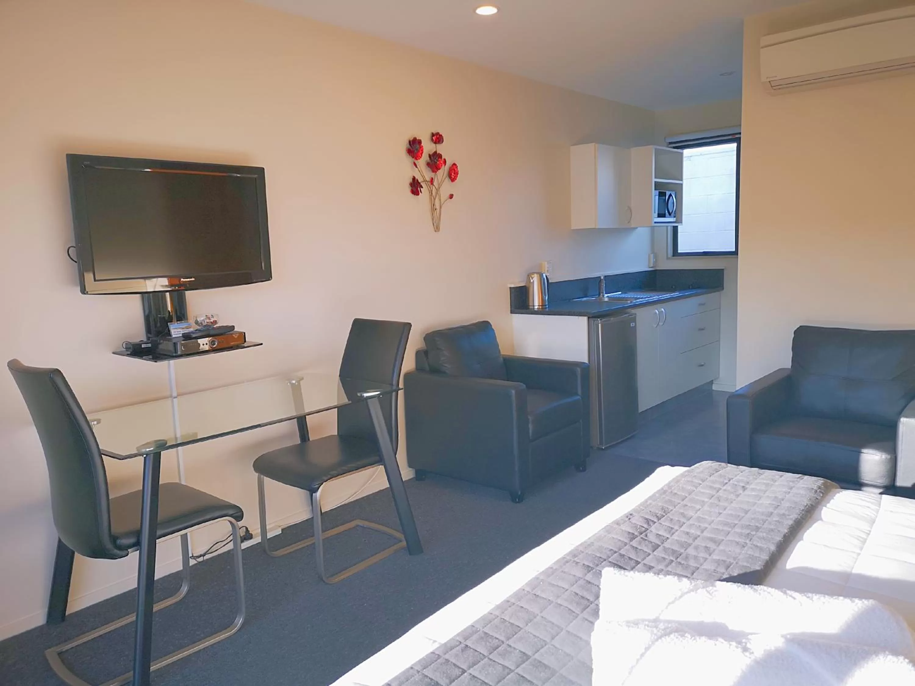 Coffee/tea facilities in Aston Court Motel