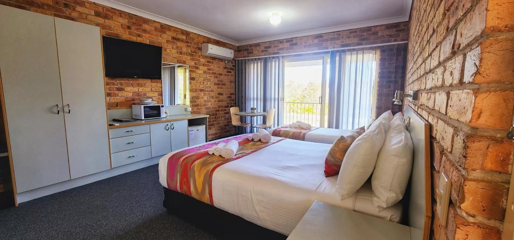 Bed in Golf Club Motor Inn Wingham