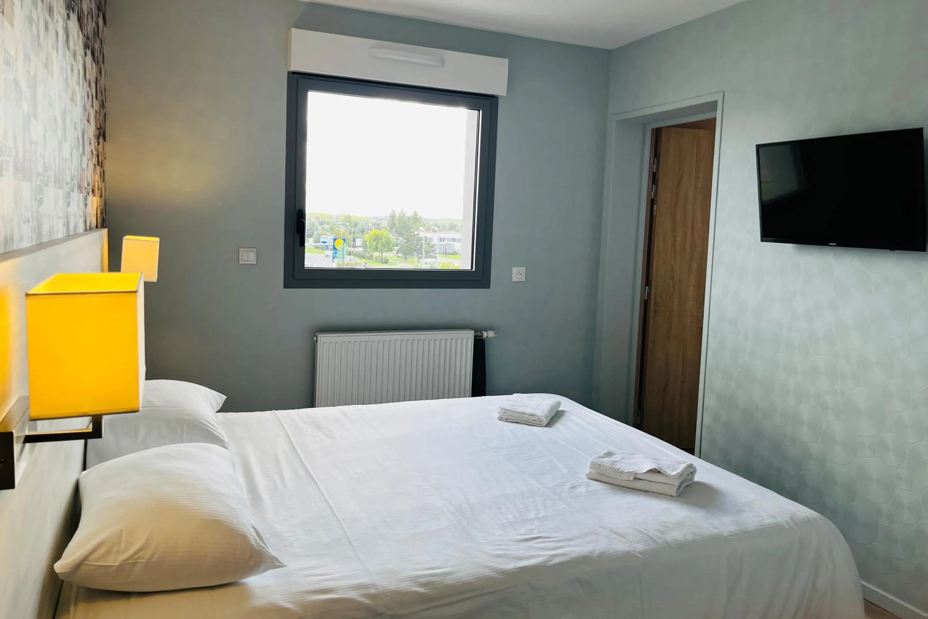 Bed in The Originals Access, Hôtel les Iris, Berck-sur-Mer