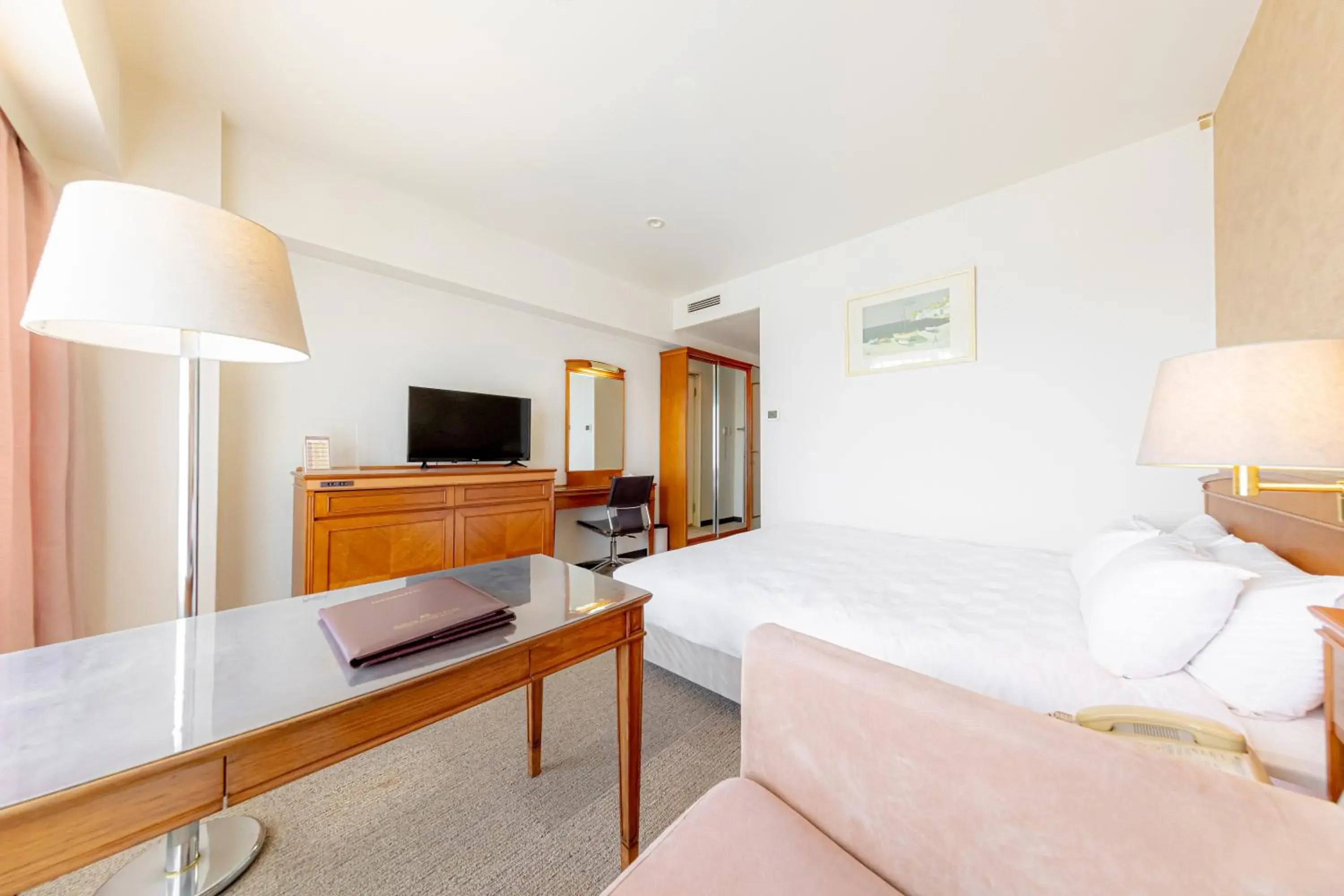 Bed, Seating Area in Bellevue Garden Hotel