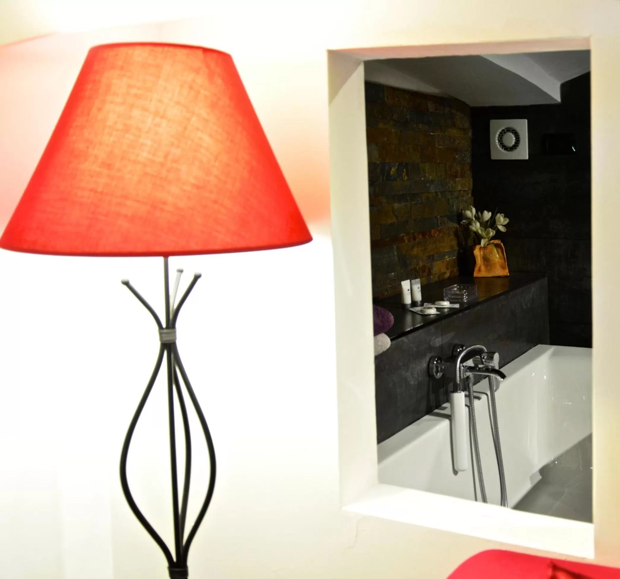 Decorative detail, Bathroom in B&B Torre Porta Marina