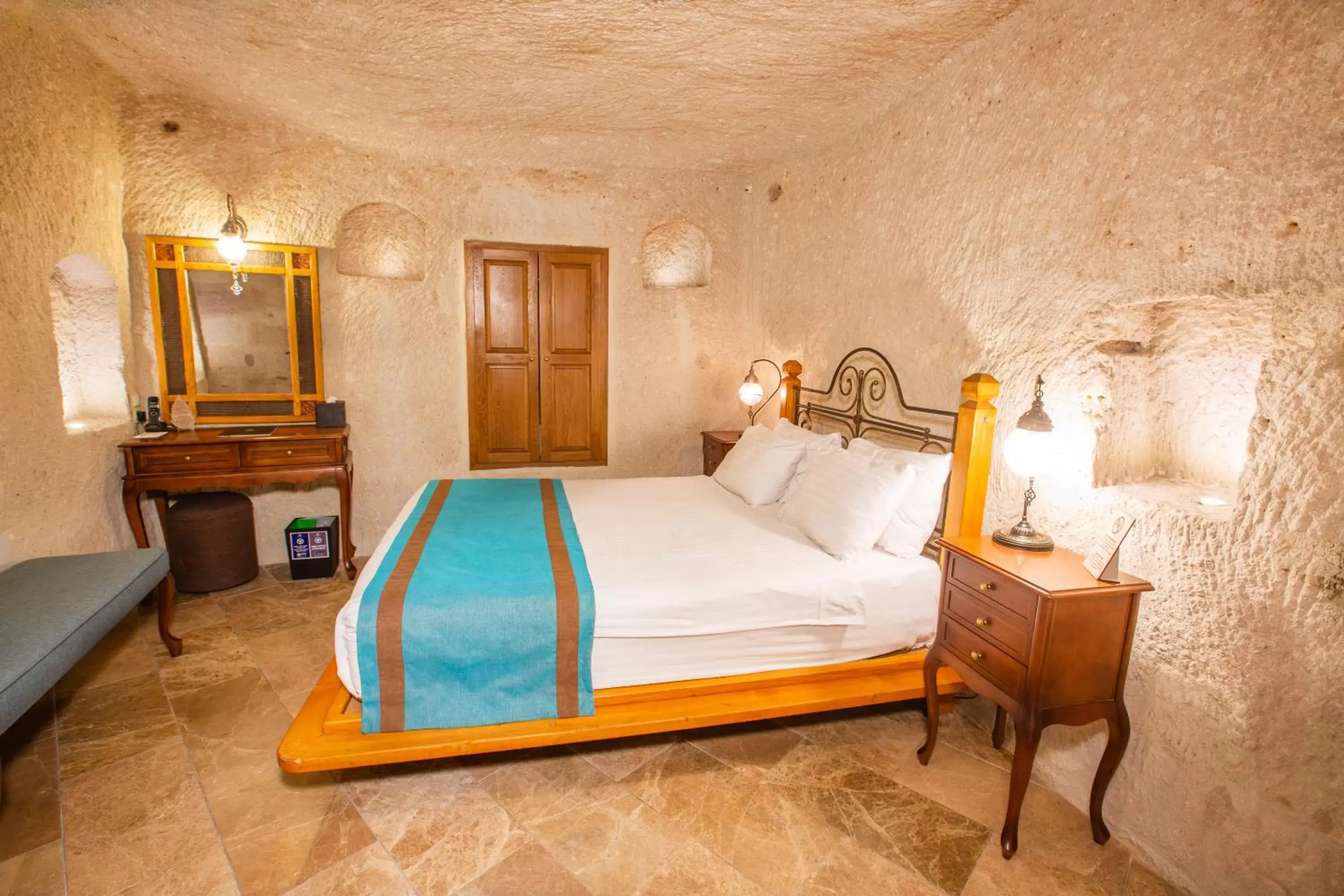 Bed in Imperial Cave Suites & Spa