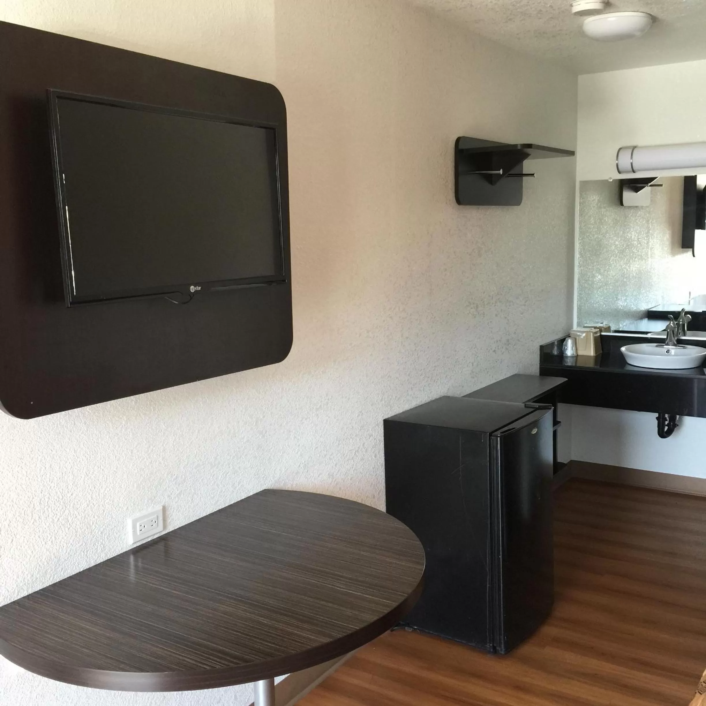 Bedroom in Motel 6 Bakersfield