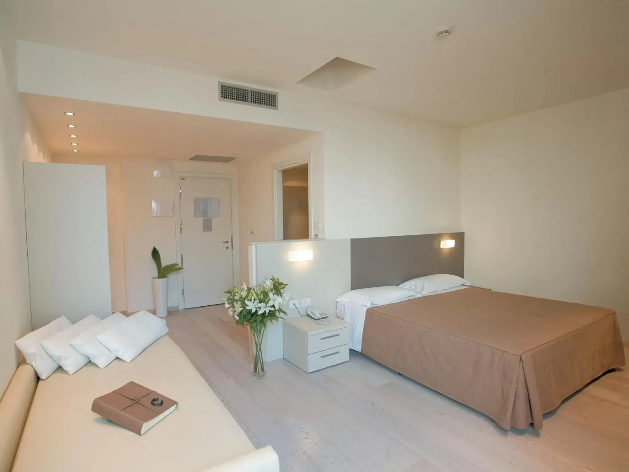 Family Room (2 Adults + 2 Children) in Hotel Cube Family Room (2 Adults + 2 Children) in Hotel Cube