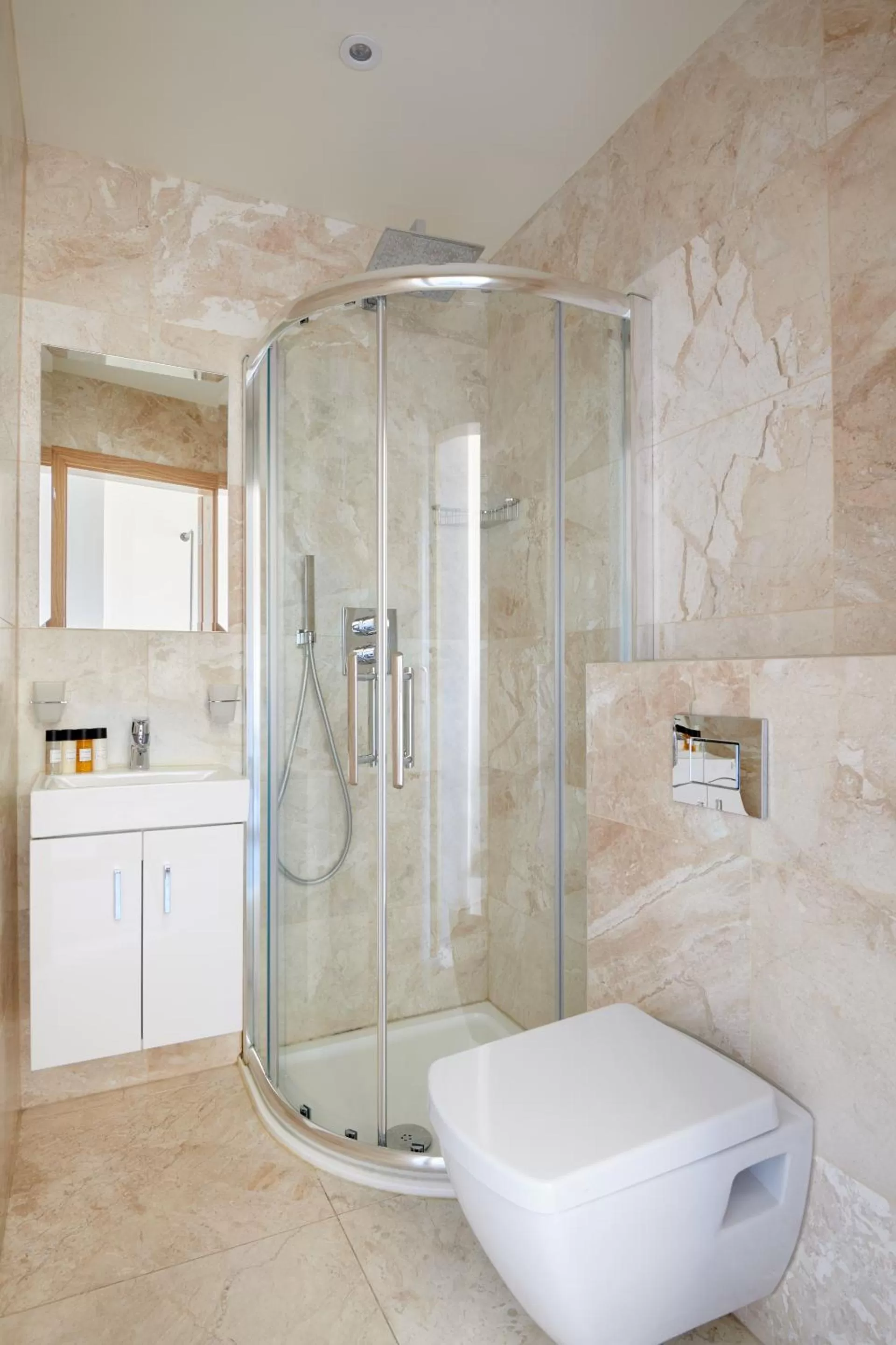 Living room, Bathroom in Sonder Edgware Road