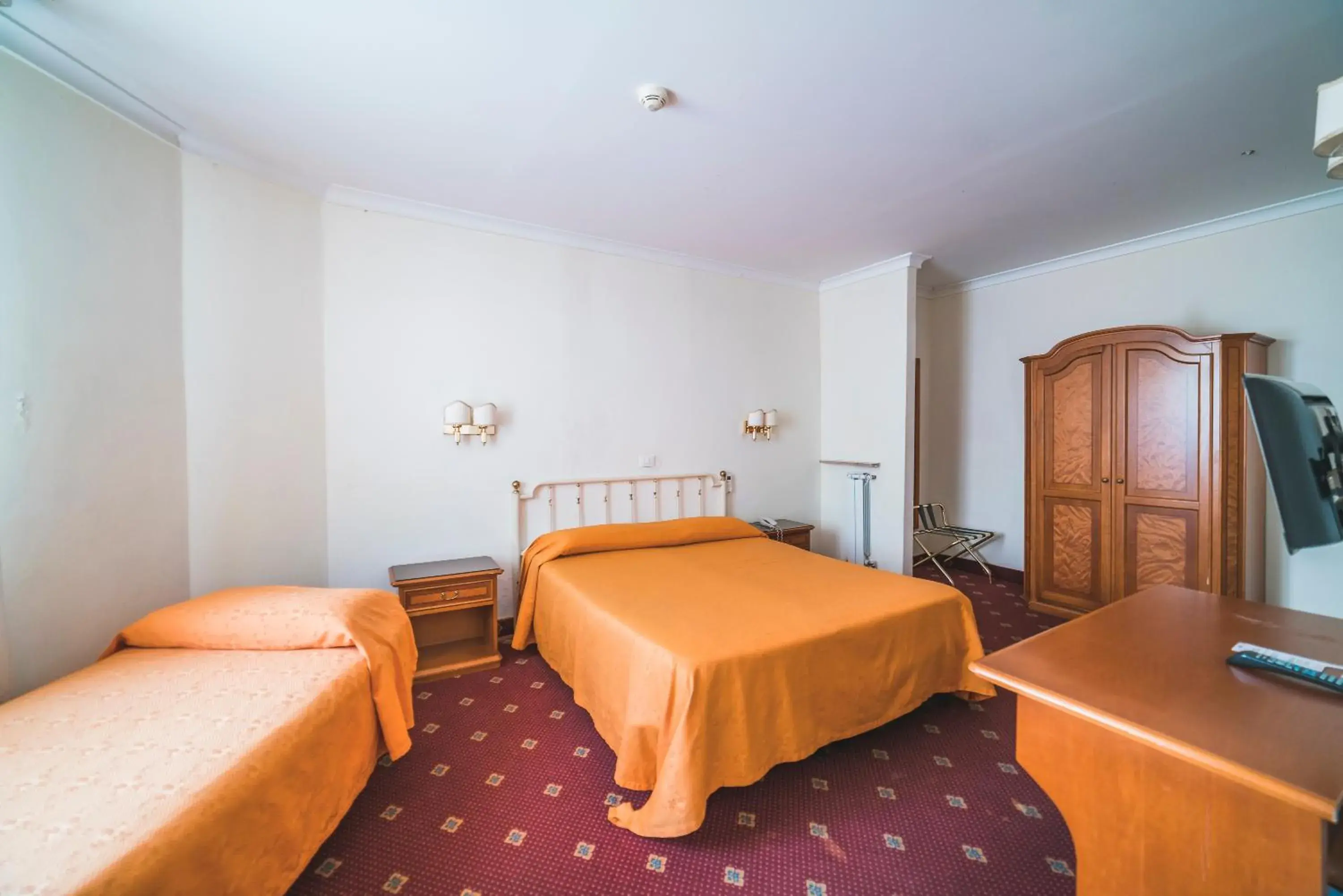 TV and multimedia, Bed in Hotel San Giusto