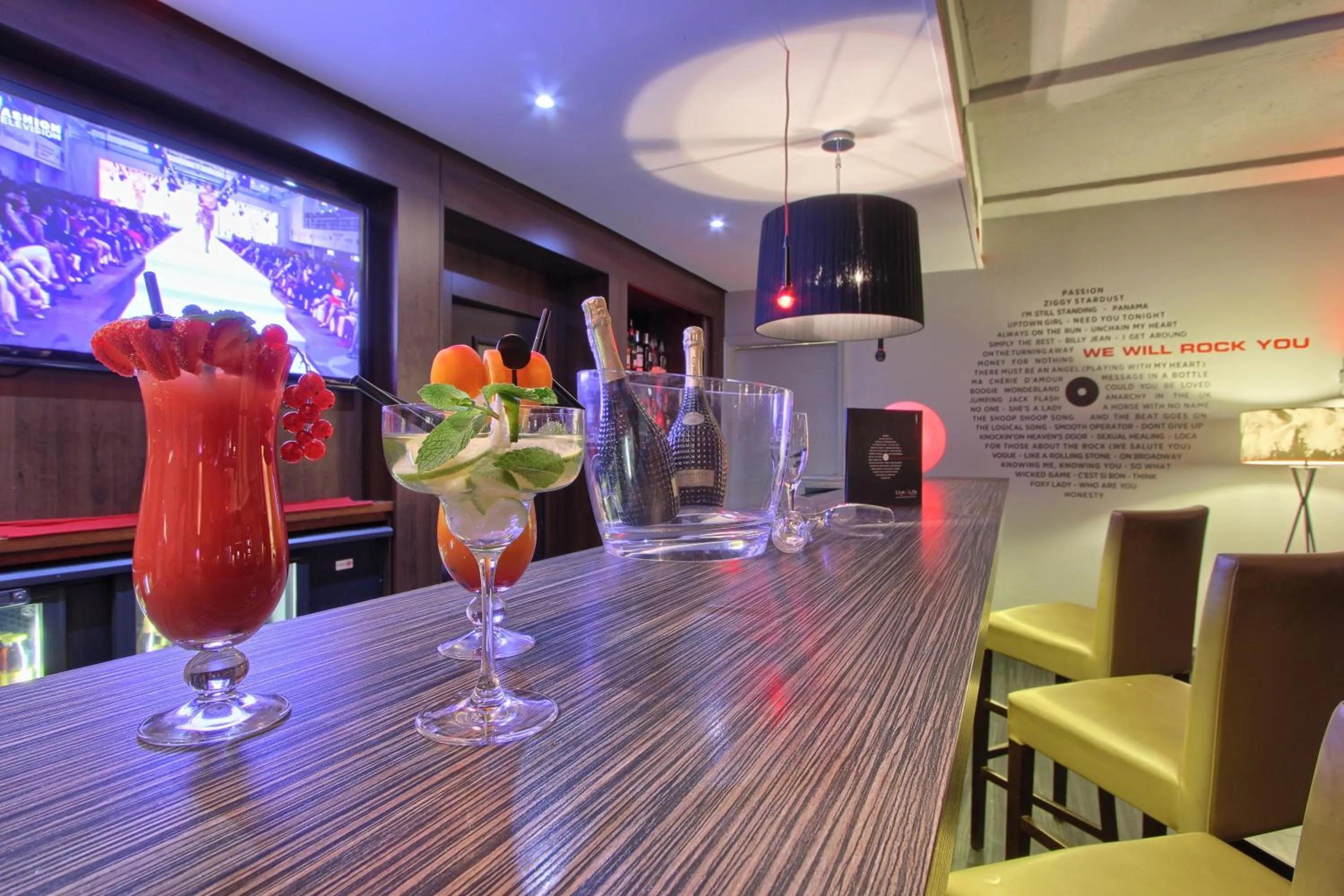 Lounge or bar in Mercure Paris Velizy