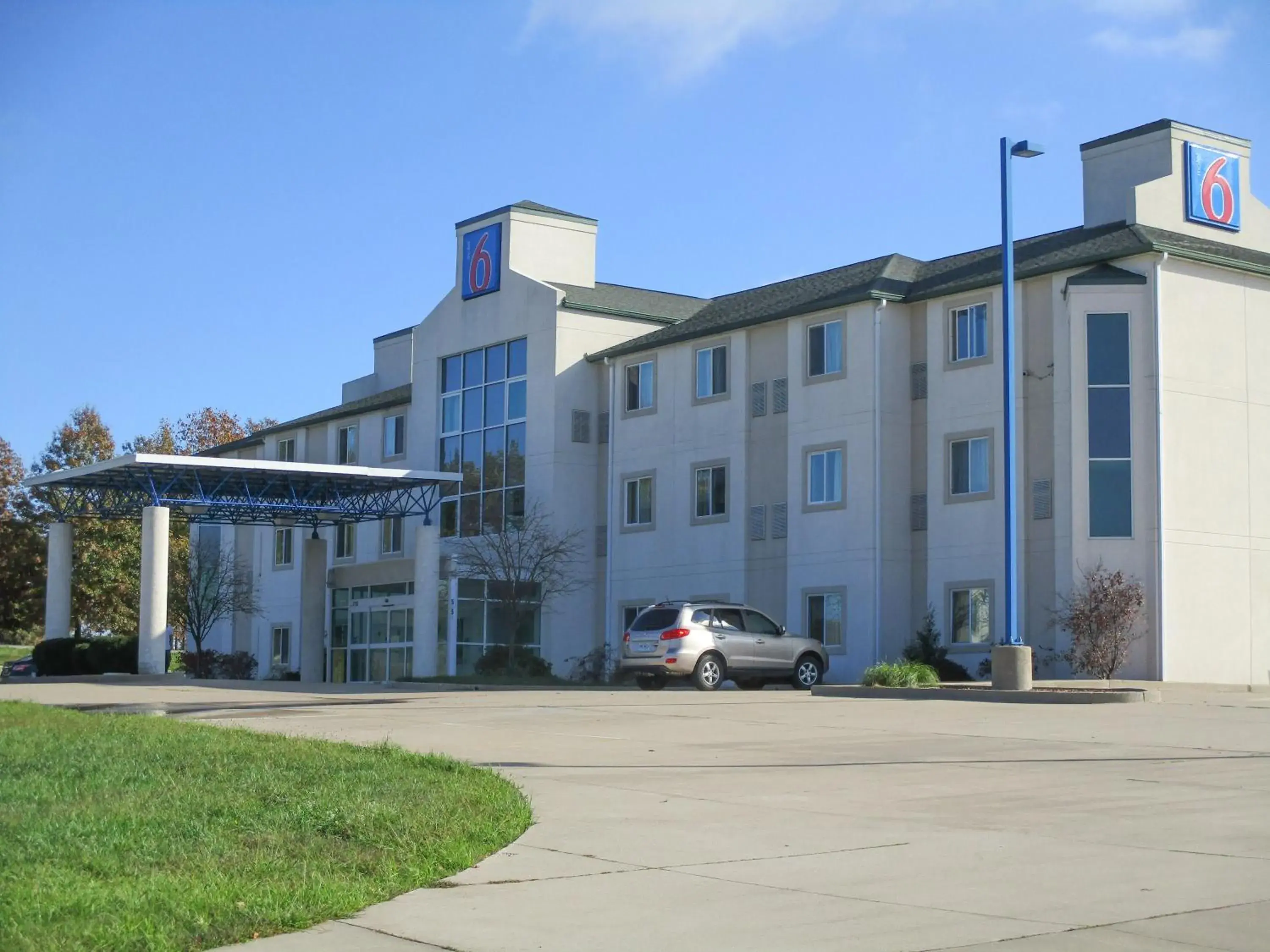 Facade/entrance, Property Building in Motel 6-Kingdom City, MO