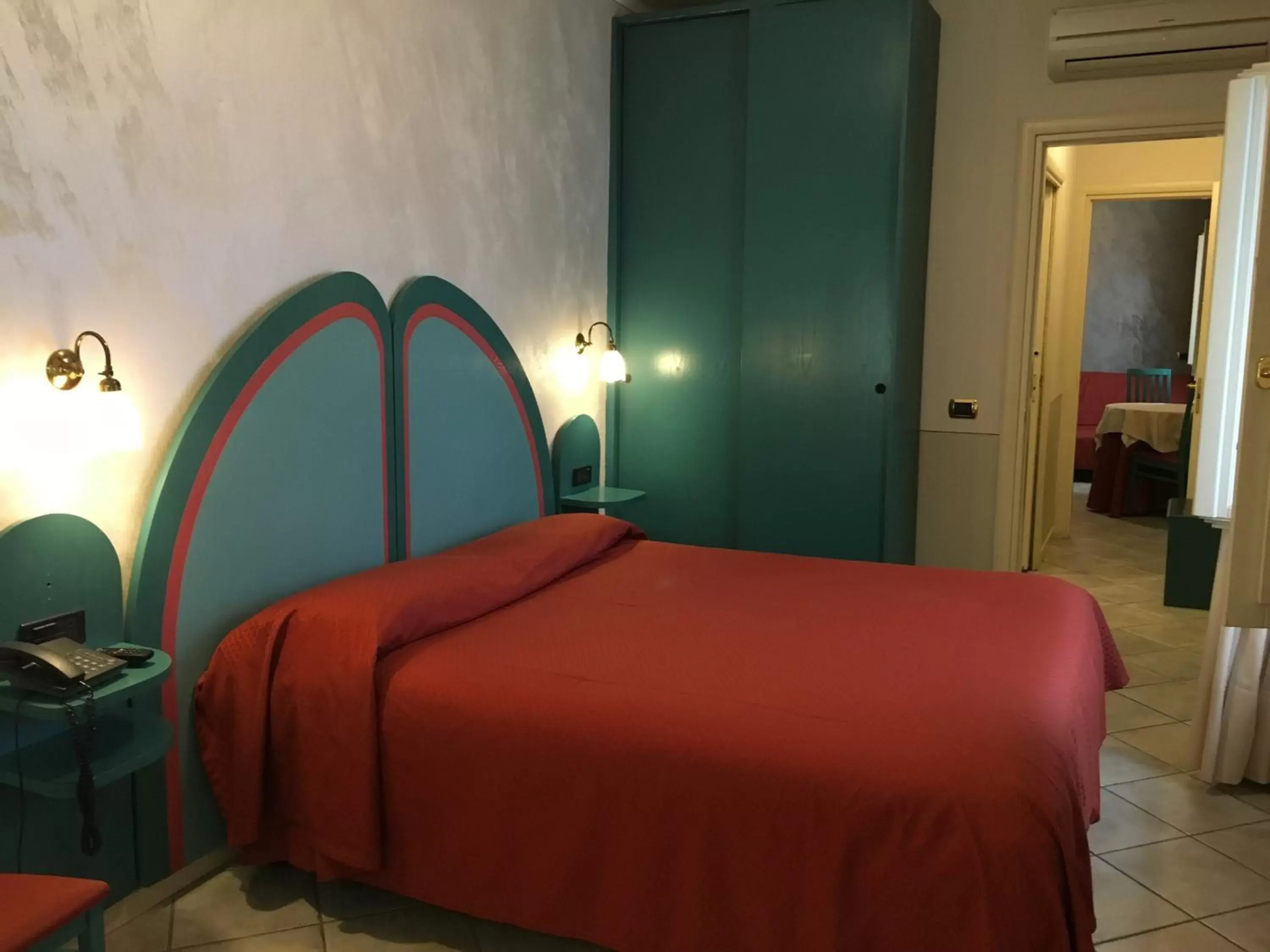 Kitchen or kitchenette, Bed in Alessi Hotel Trattoria