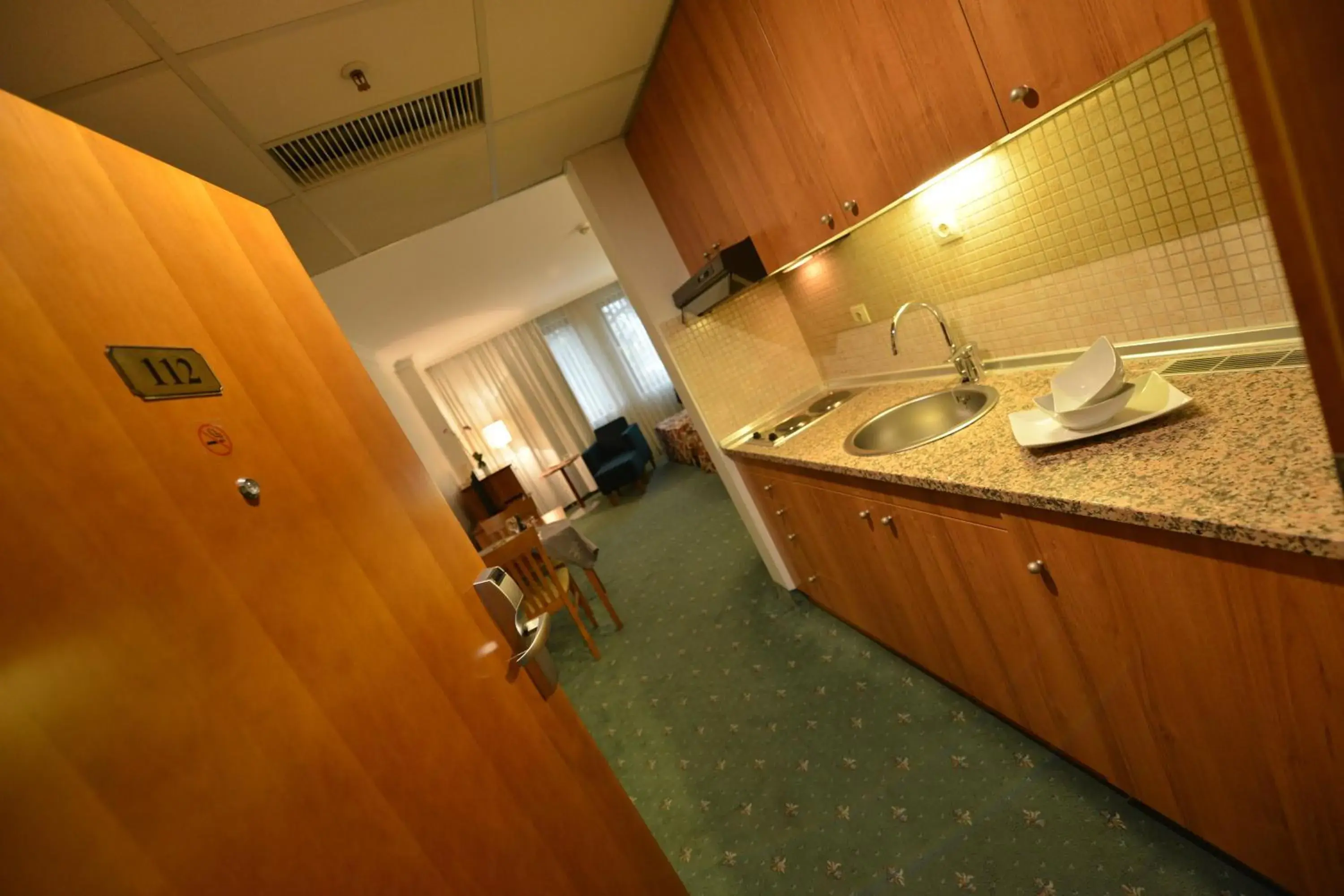 Kitchen or kitchenette, Bathroom in Hotel Karpos