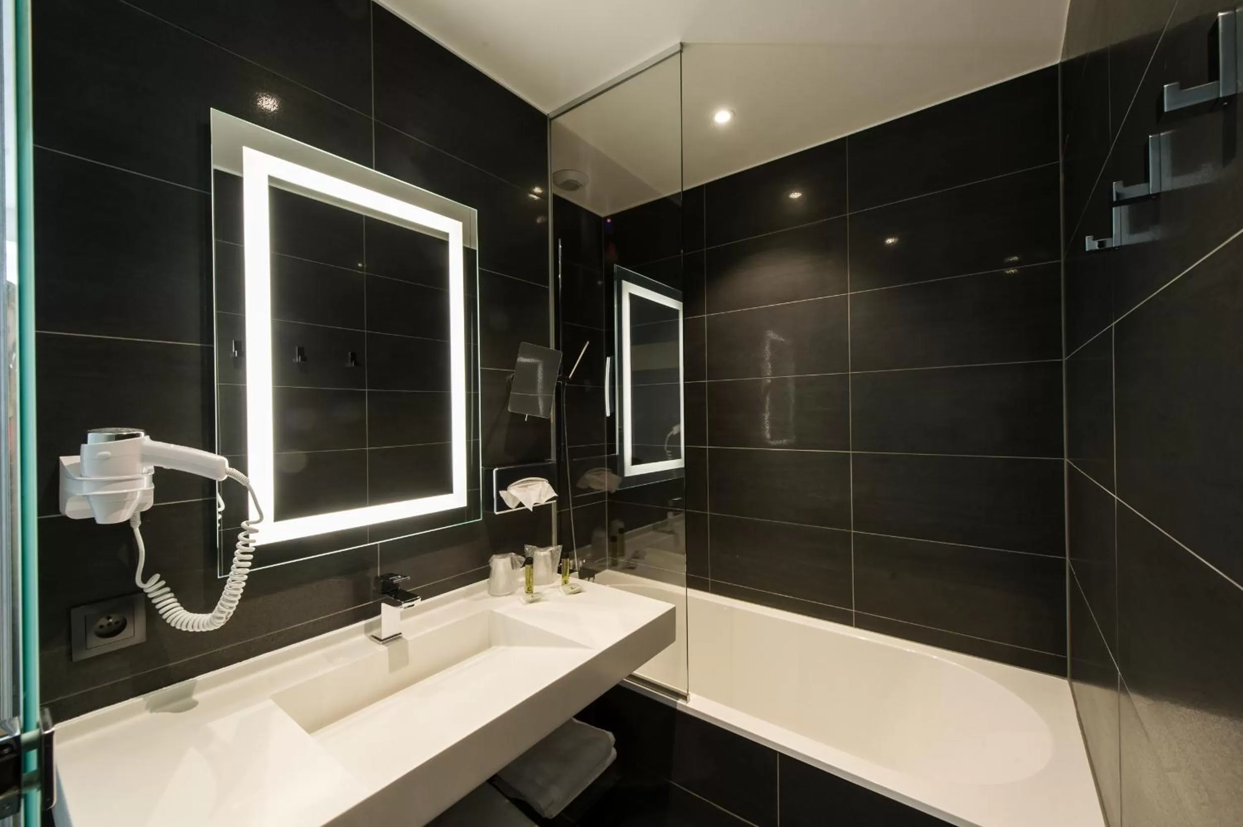 Bathroom in Hôtel Restaurant Athena Spa