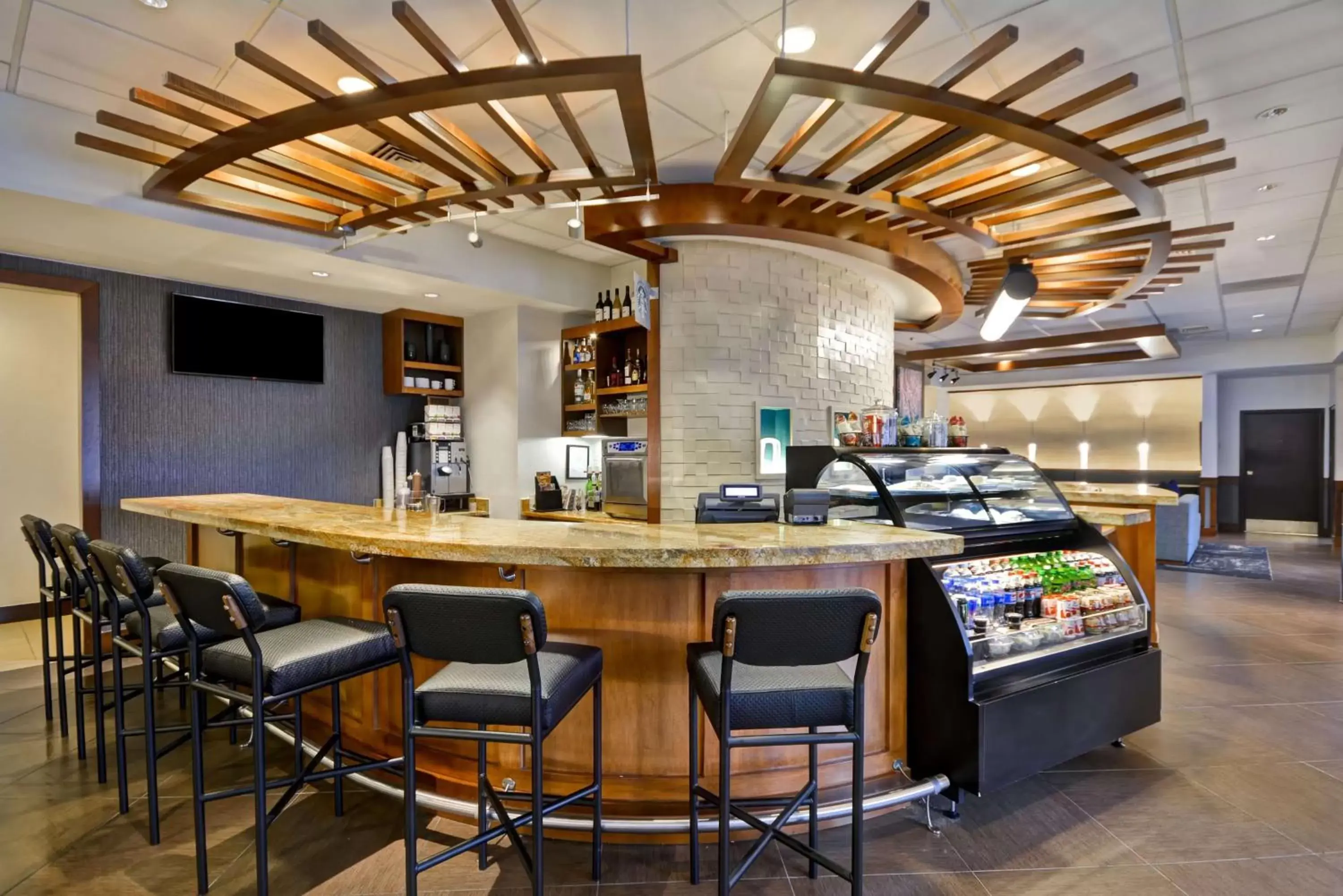 Lounge or bar in Hyatt Place Columbus Worthington Lounge or bar in Hyatt Place Columbus Worthington