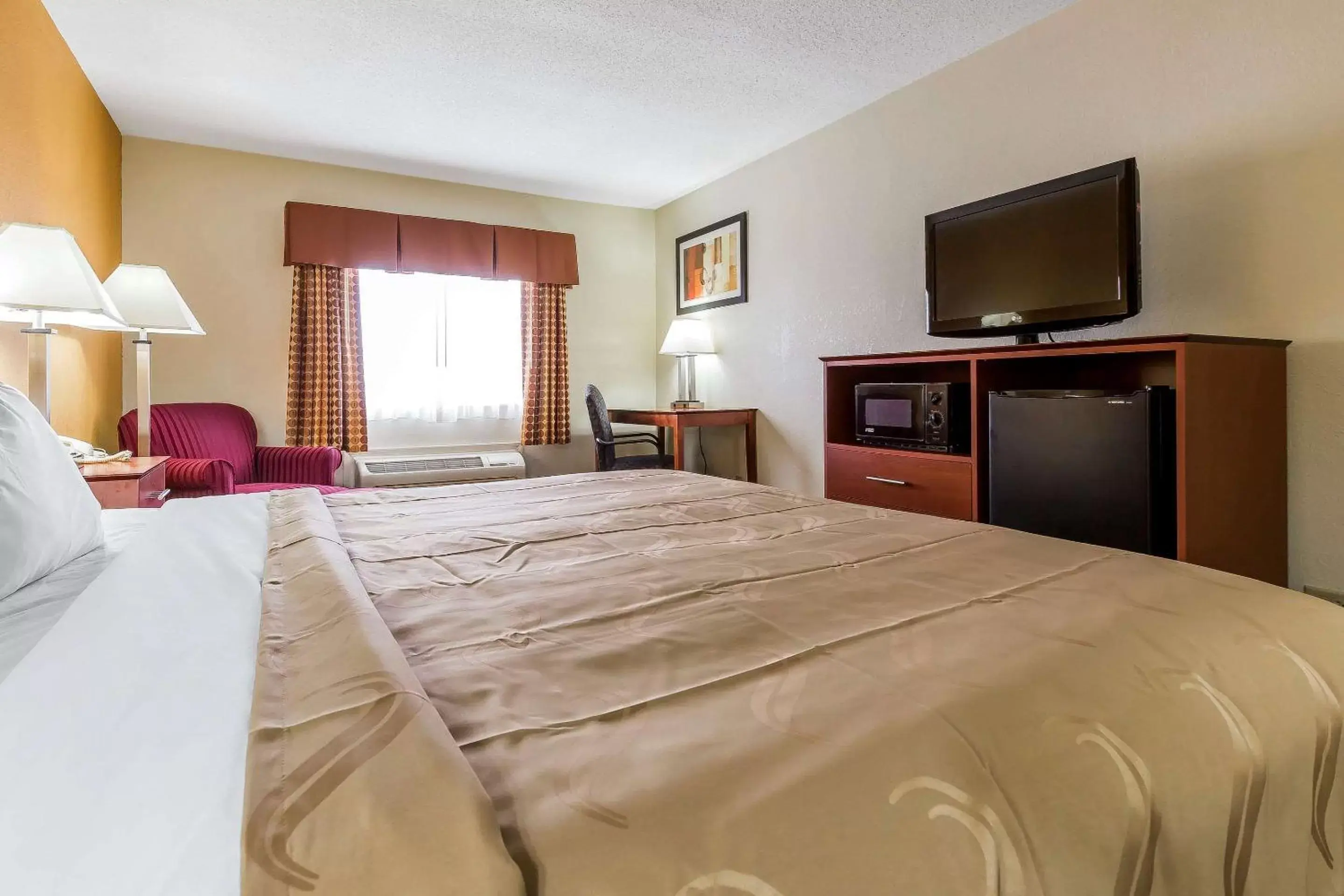 Photo of the whole room, Bed in Quality Inn Sycamore - DeKalb
