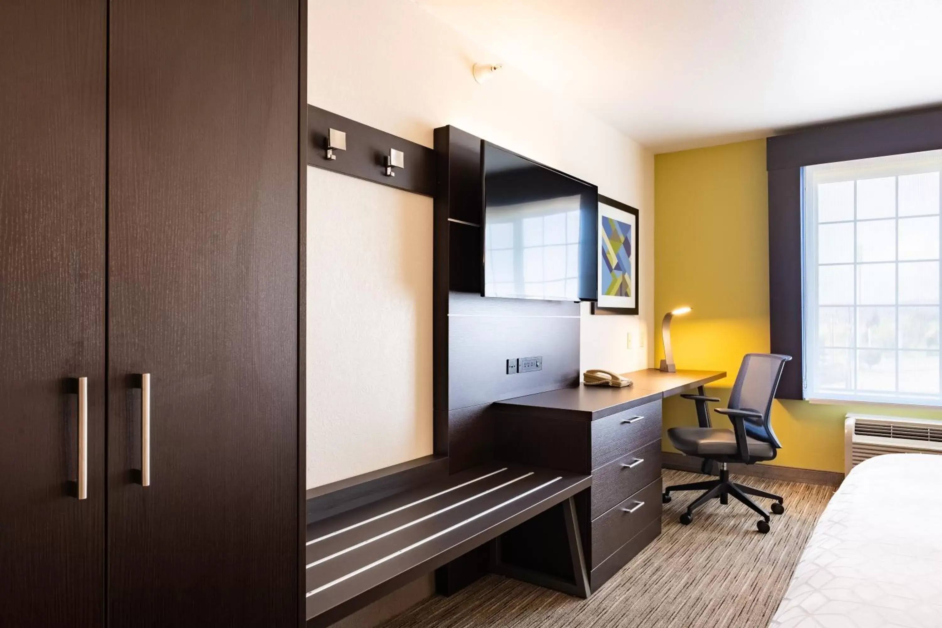 TV/Entertainment Center in Holiday Inn Express Hotel & Suites Evanston, an IHG Hotel