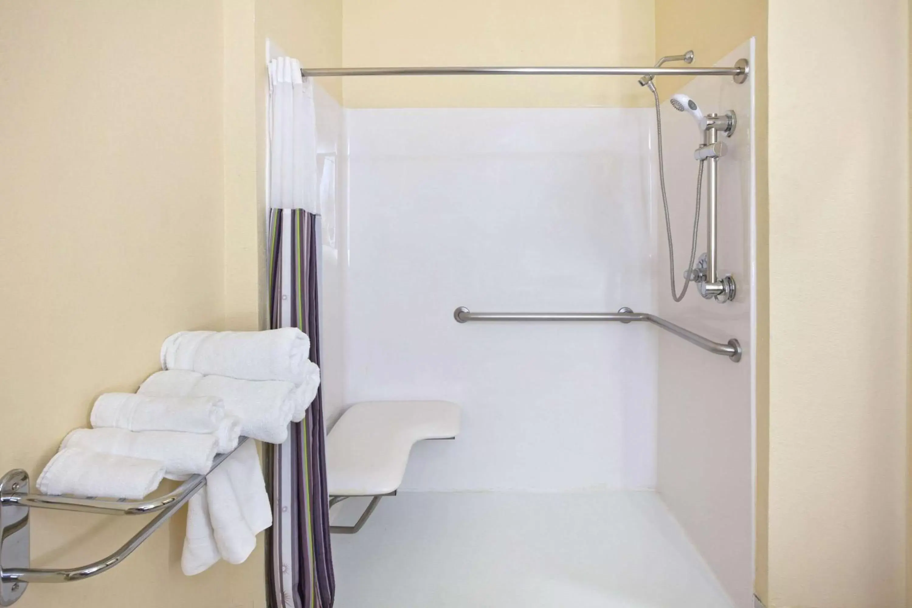 Shower, Bathroom in La Quinta by Wyndham Pasadena North