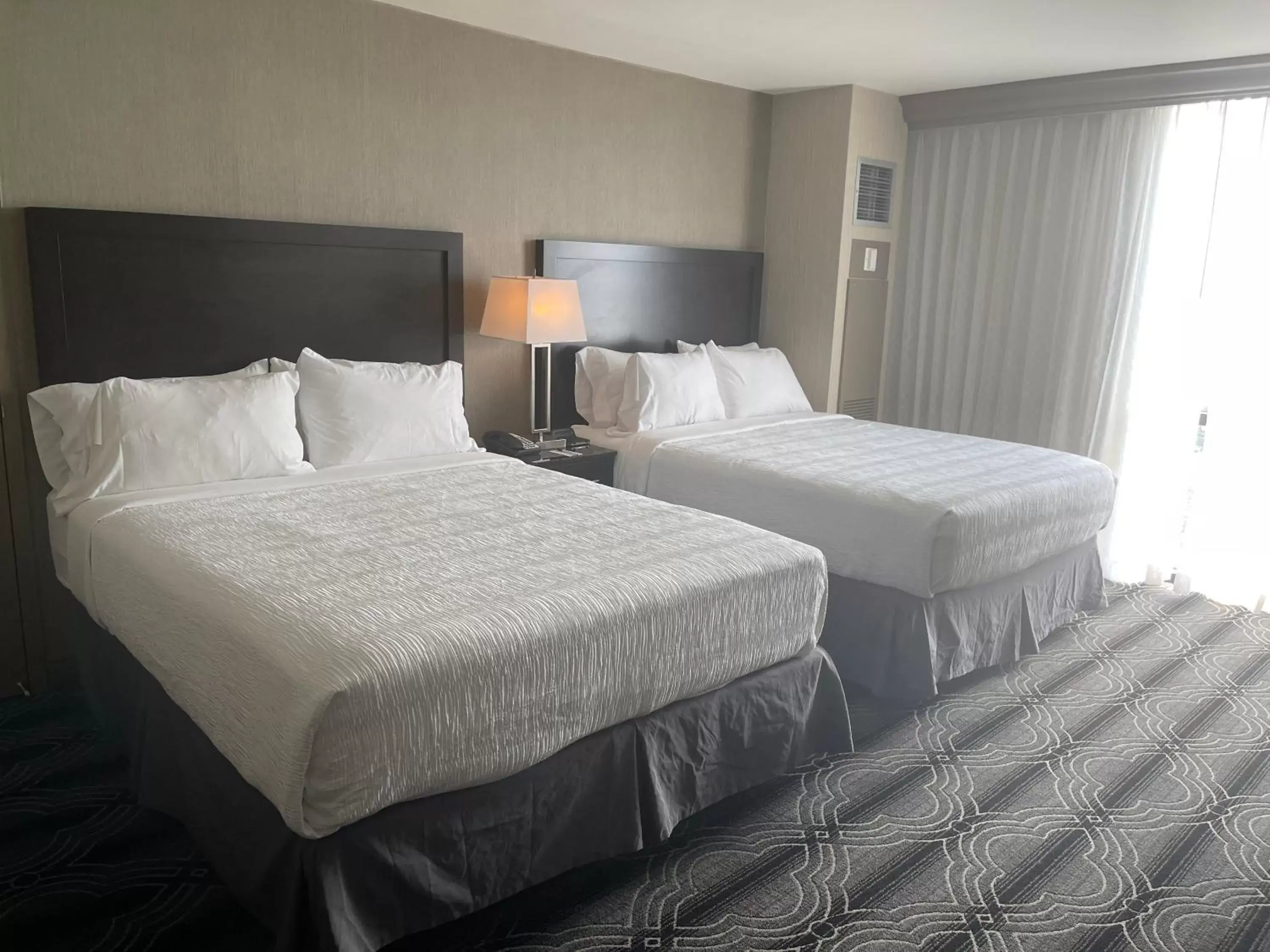 Bed in Grand Resort Hotel - Mt Laurel - Philadelphia