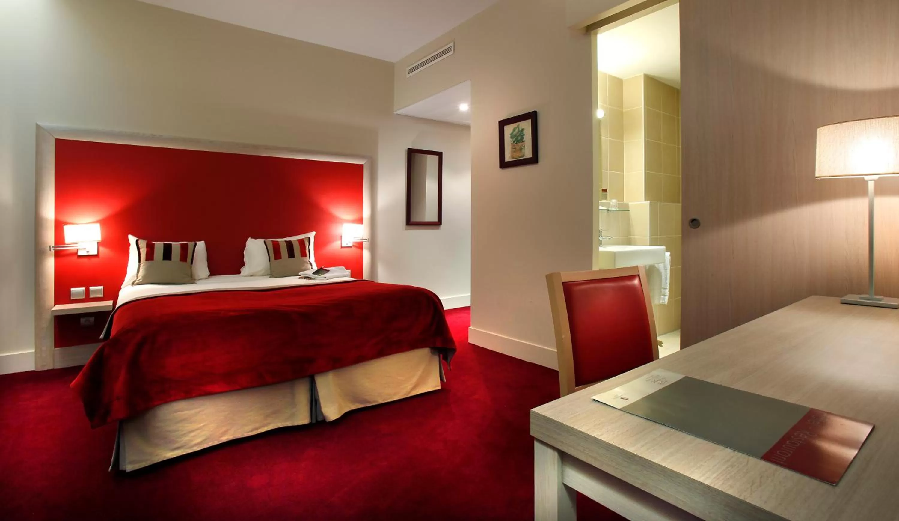 Photo of the whole room, Bed in Hôtel du Parc