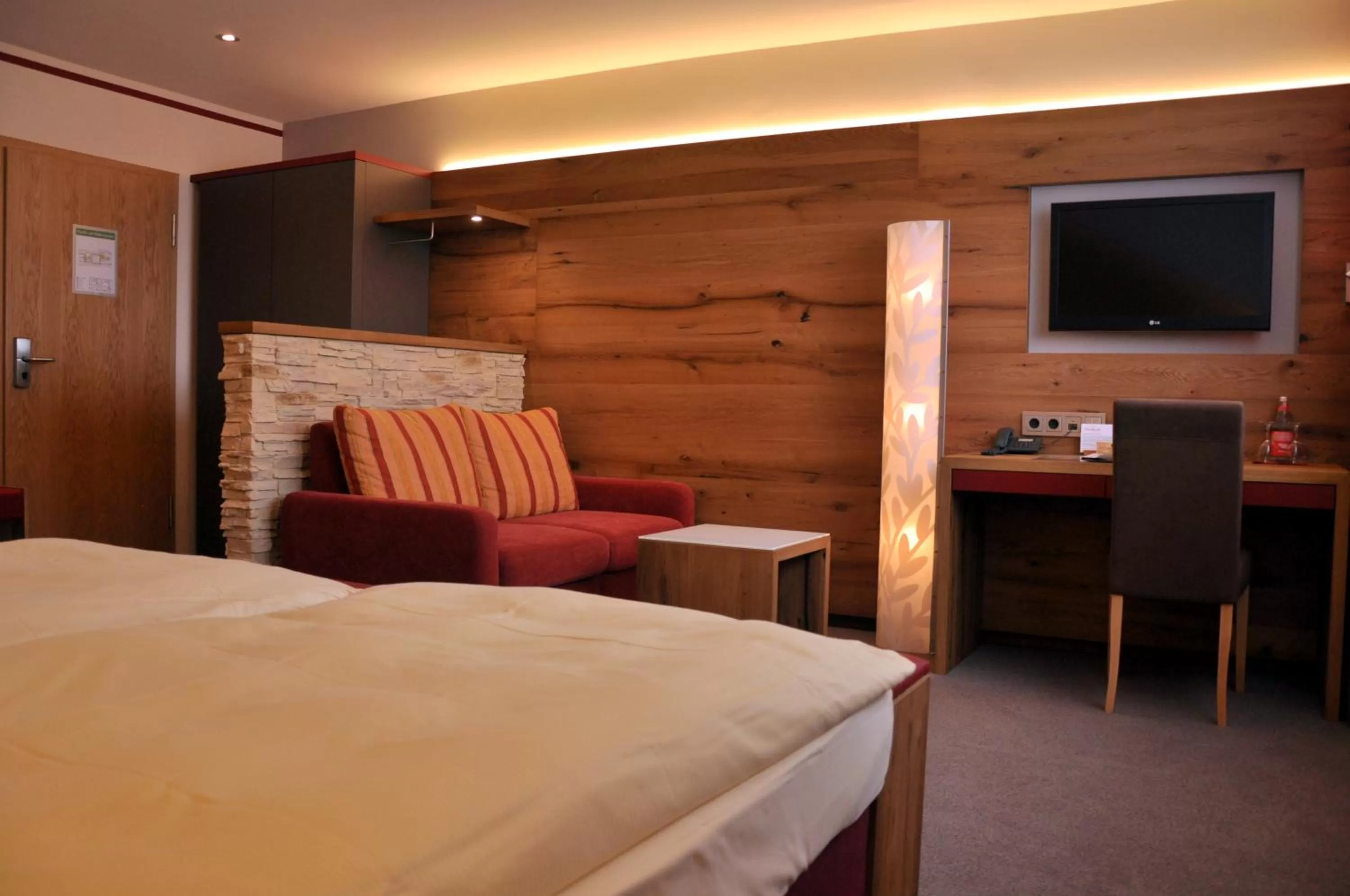 Seating area, Bed in Hotel-Restaurant Bierhäusle