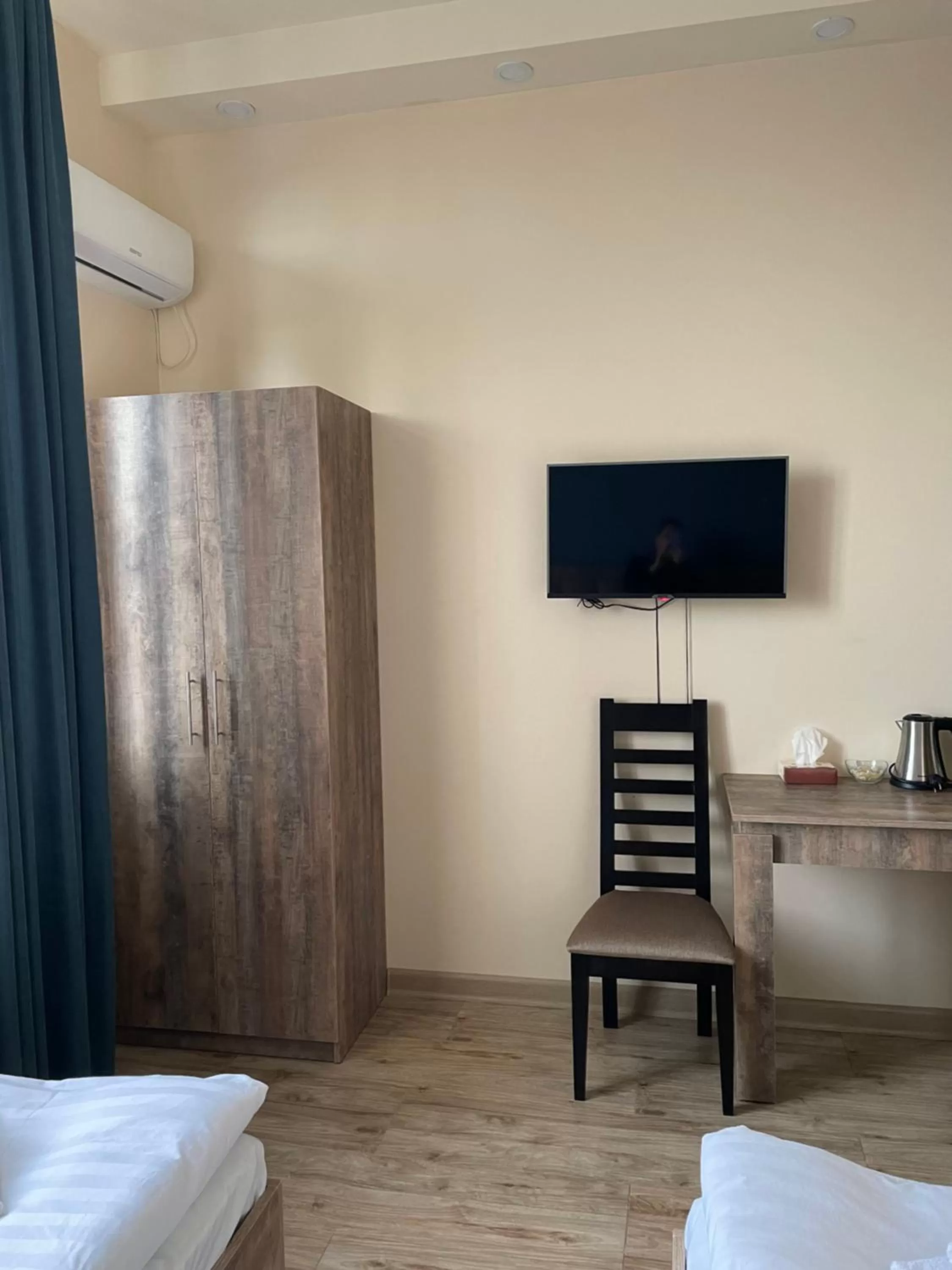 Photo of the whole room, TV/Entertainment Center in Glendale Boutique Hotel