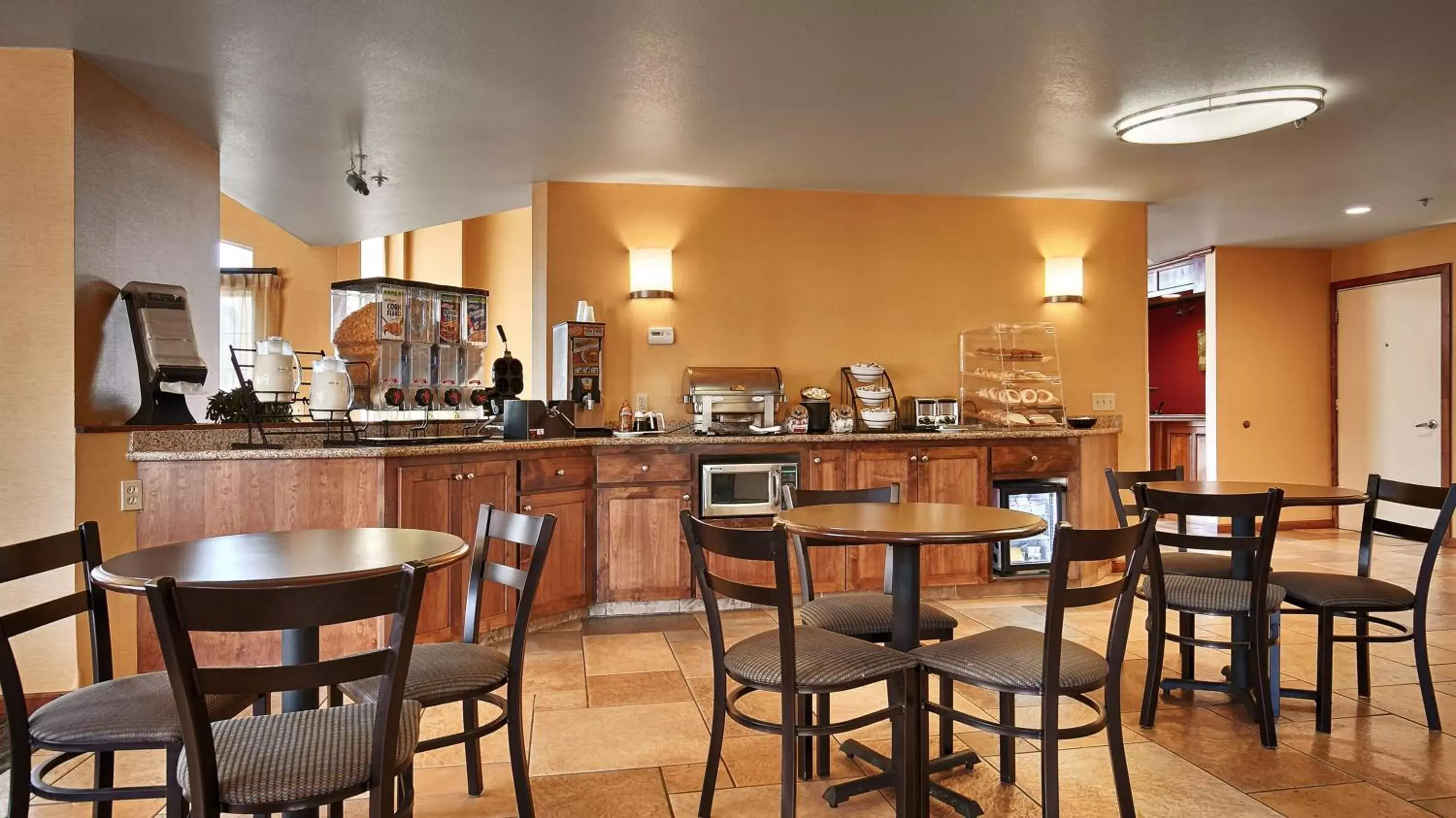 Restaurant/Places to Eat in Best Western Palm Court Inn