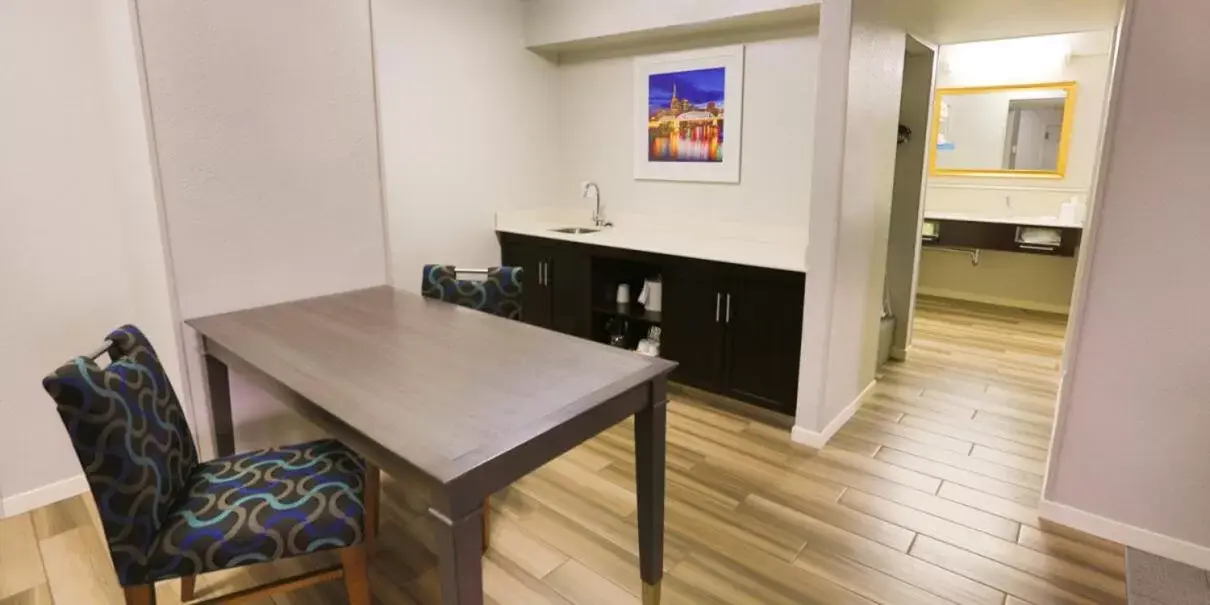 Seating area, Dining Area in Hampton Inn & Suites Nashville-Airport