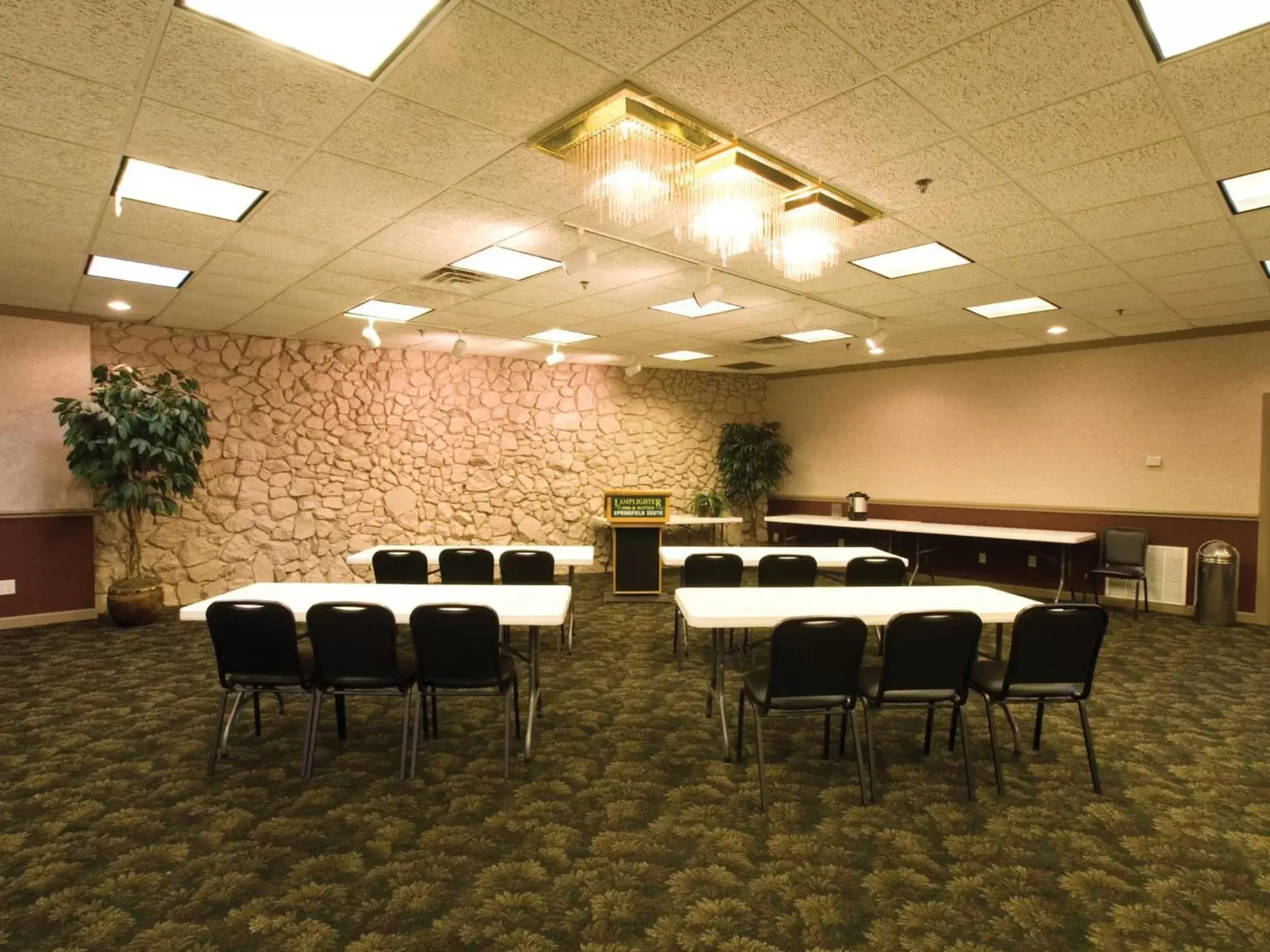 Business facilities in Lamplighter Inn-South