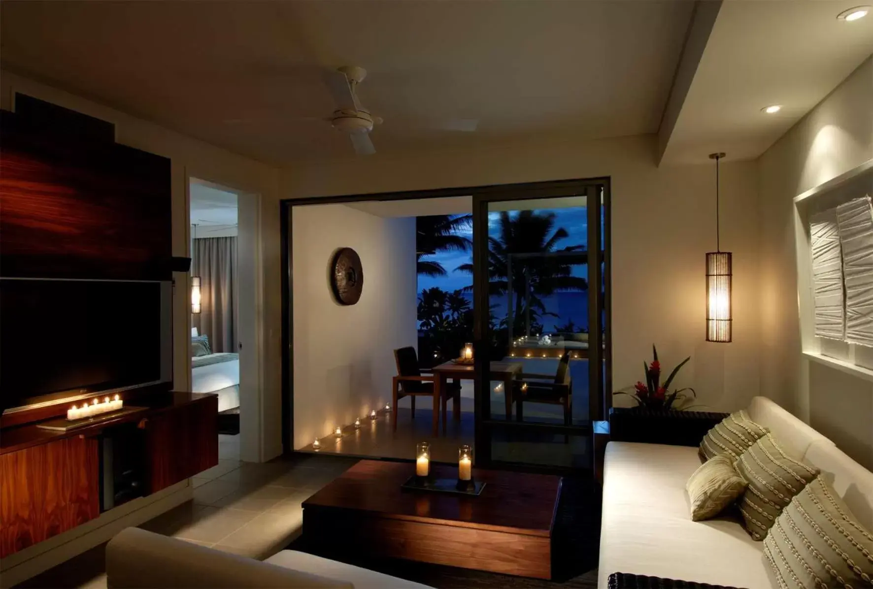 Living room, TV/Entertainment Center in Hilton Fiji Beach Resort and Spa