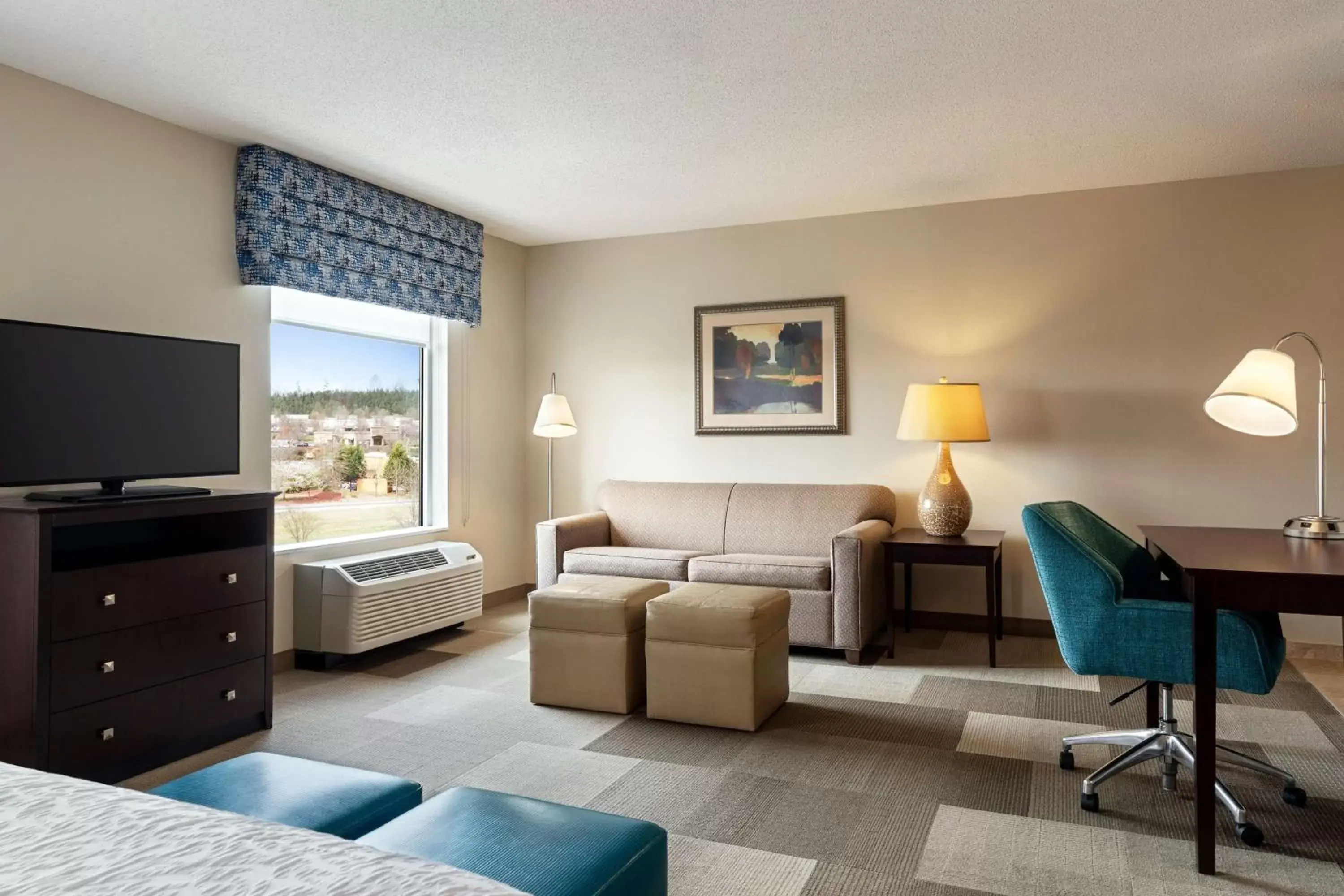 Bedroom, Seating Area in Hampton Inn & Suites Atlanta Airport West Camp Creek Pkwy