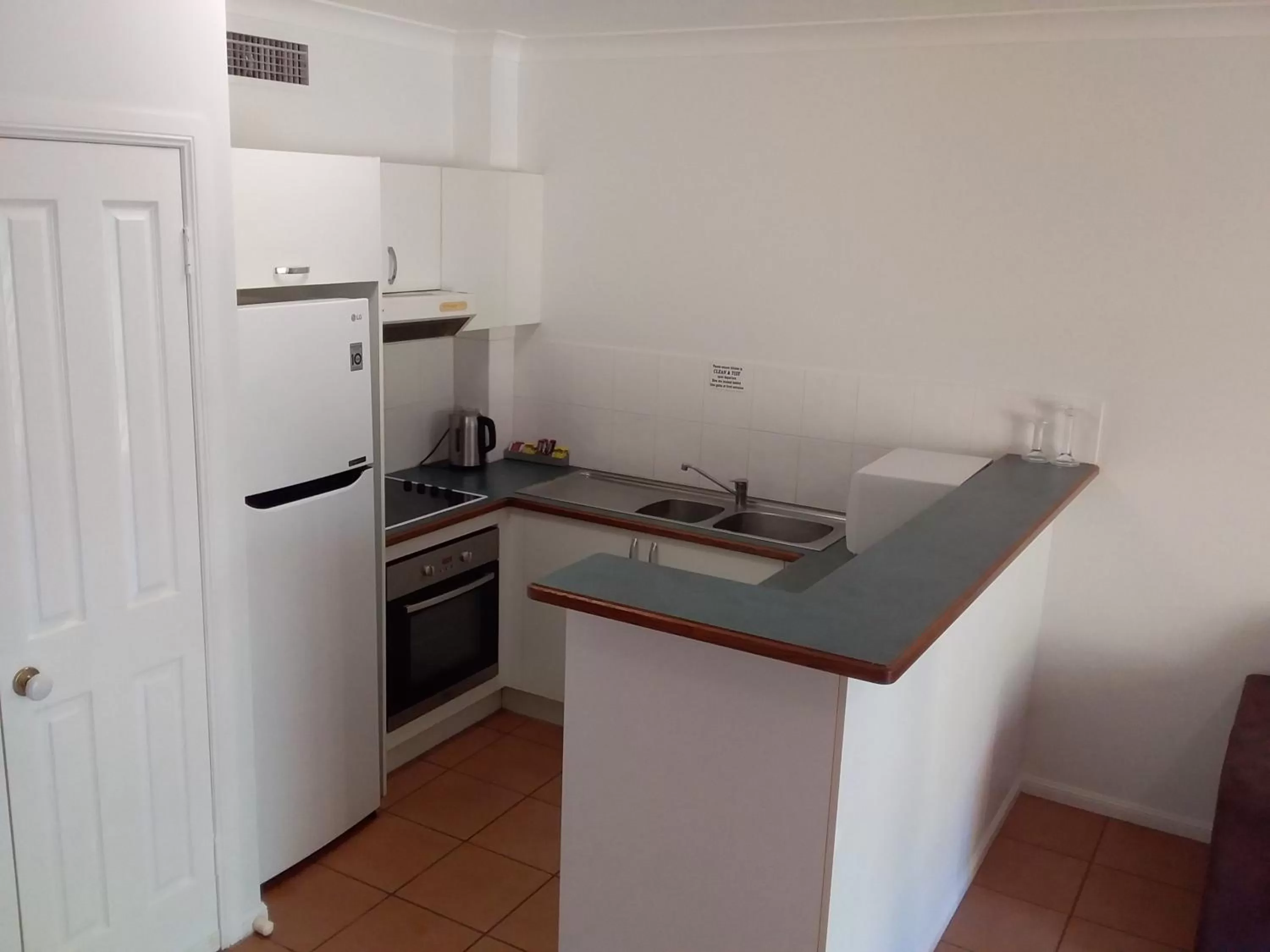 Kitchen or kitchenette in The York Beachfront Holiday Apartments