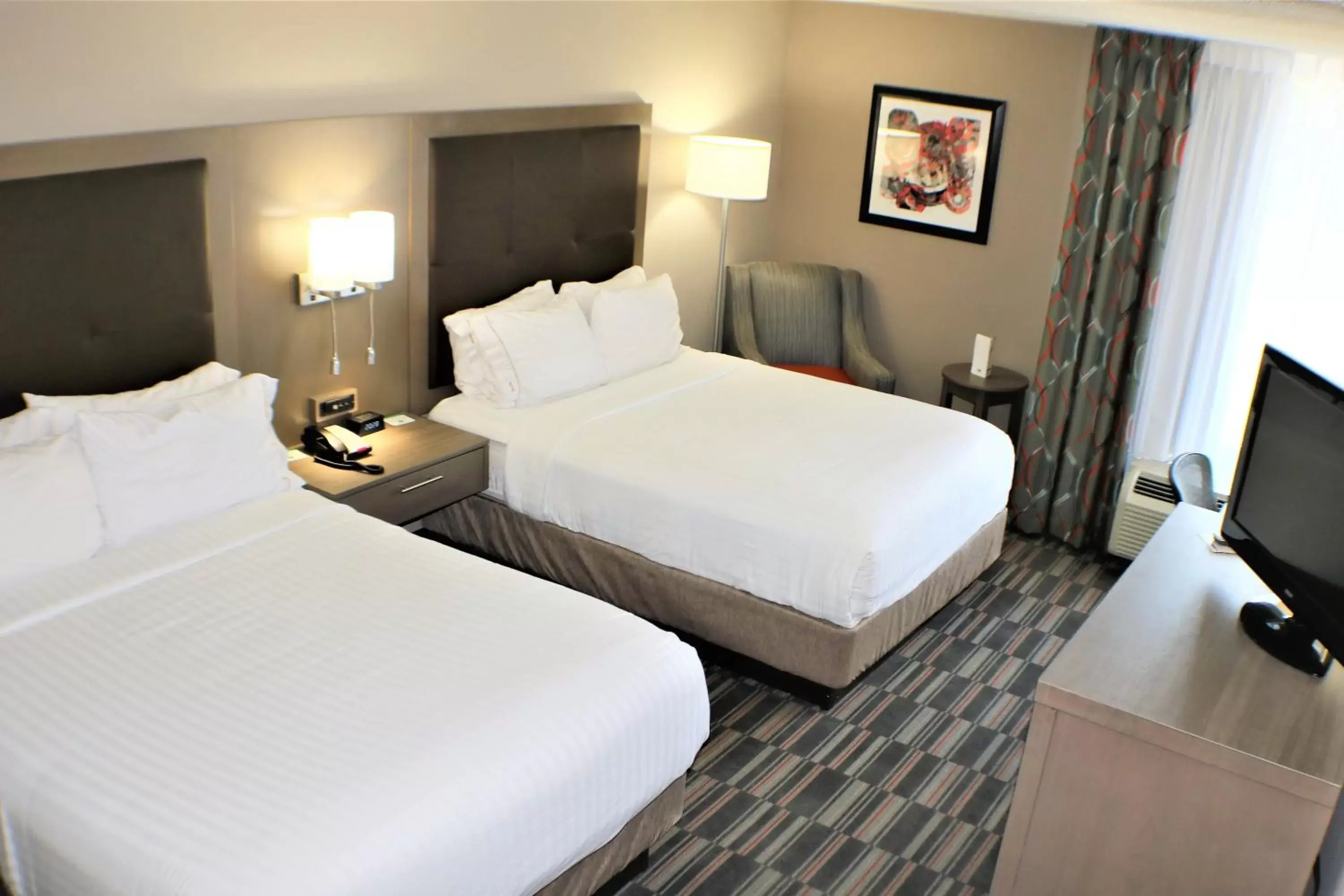 Bed in Holiday Inn Express Woodstock-Shenandoah Valley, an IHG Hotel
