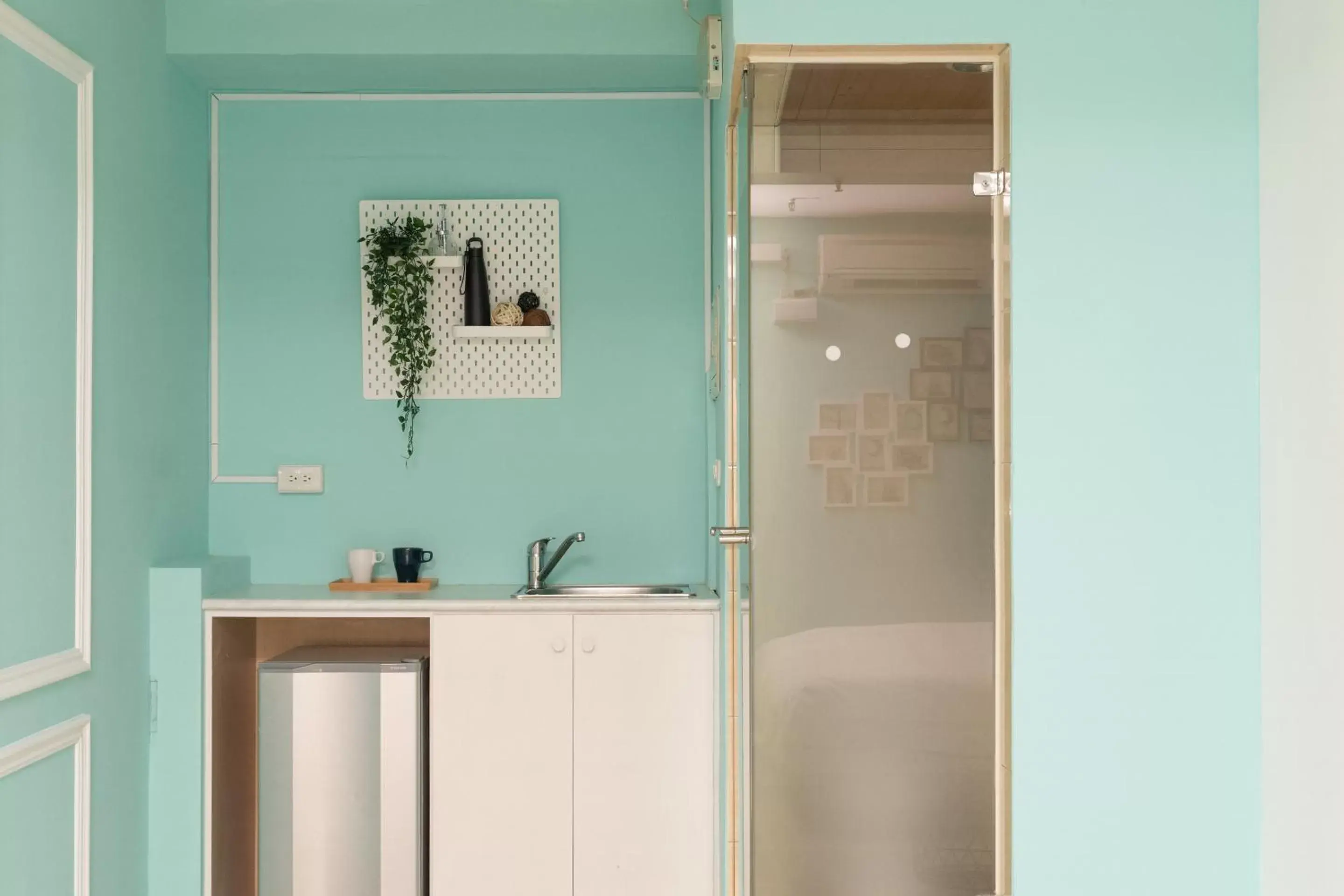 Photo of the whole room, Kitchen/Kitchenette in LJ Hotel