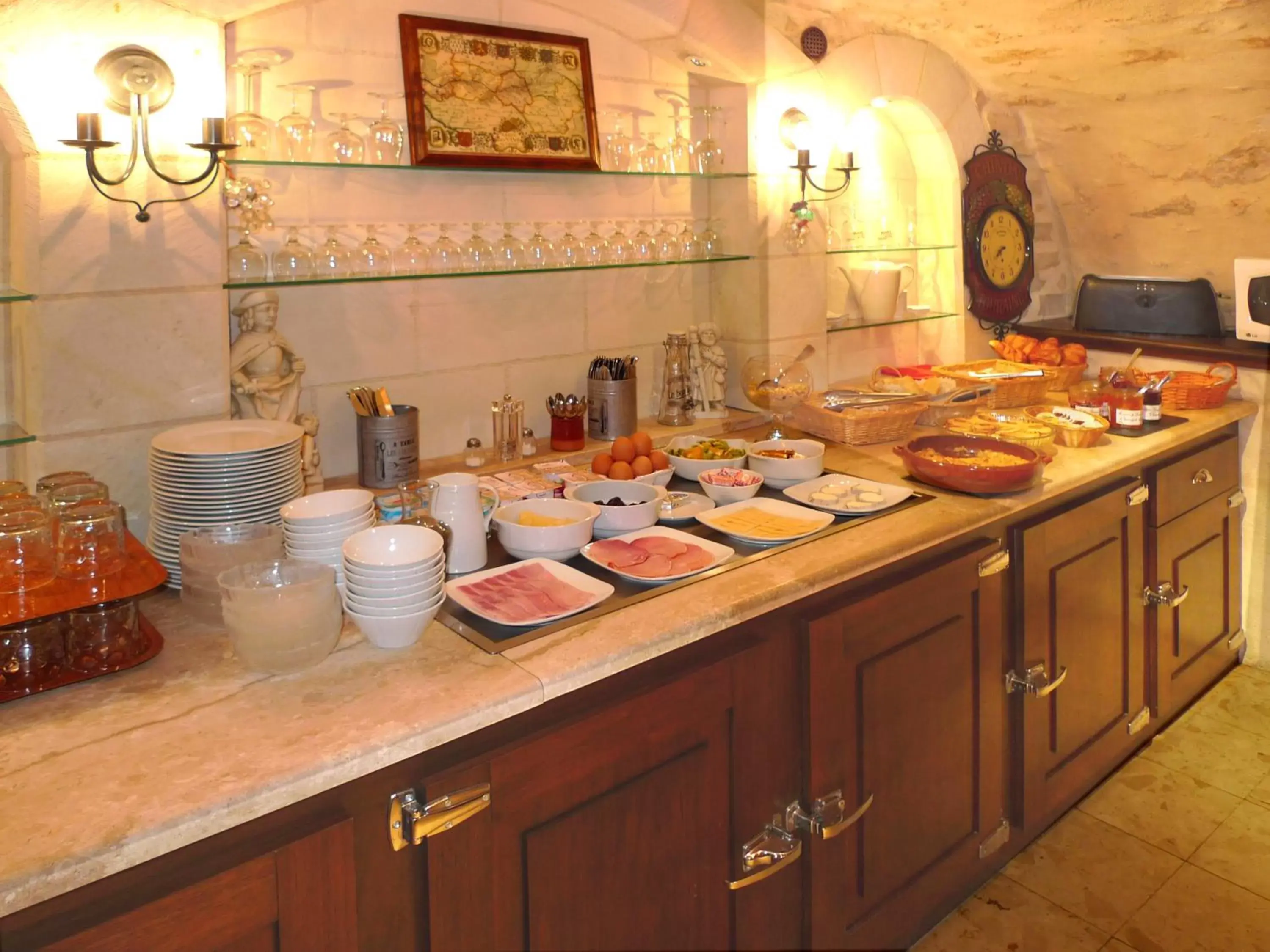 Continental breakfast, Kitchen/Kitchenette in Hôtel Du Manoir