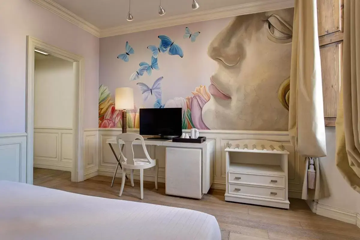 Bedroom, TV/Entertainment Center in Grand Hotel Cavour